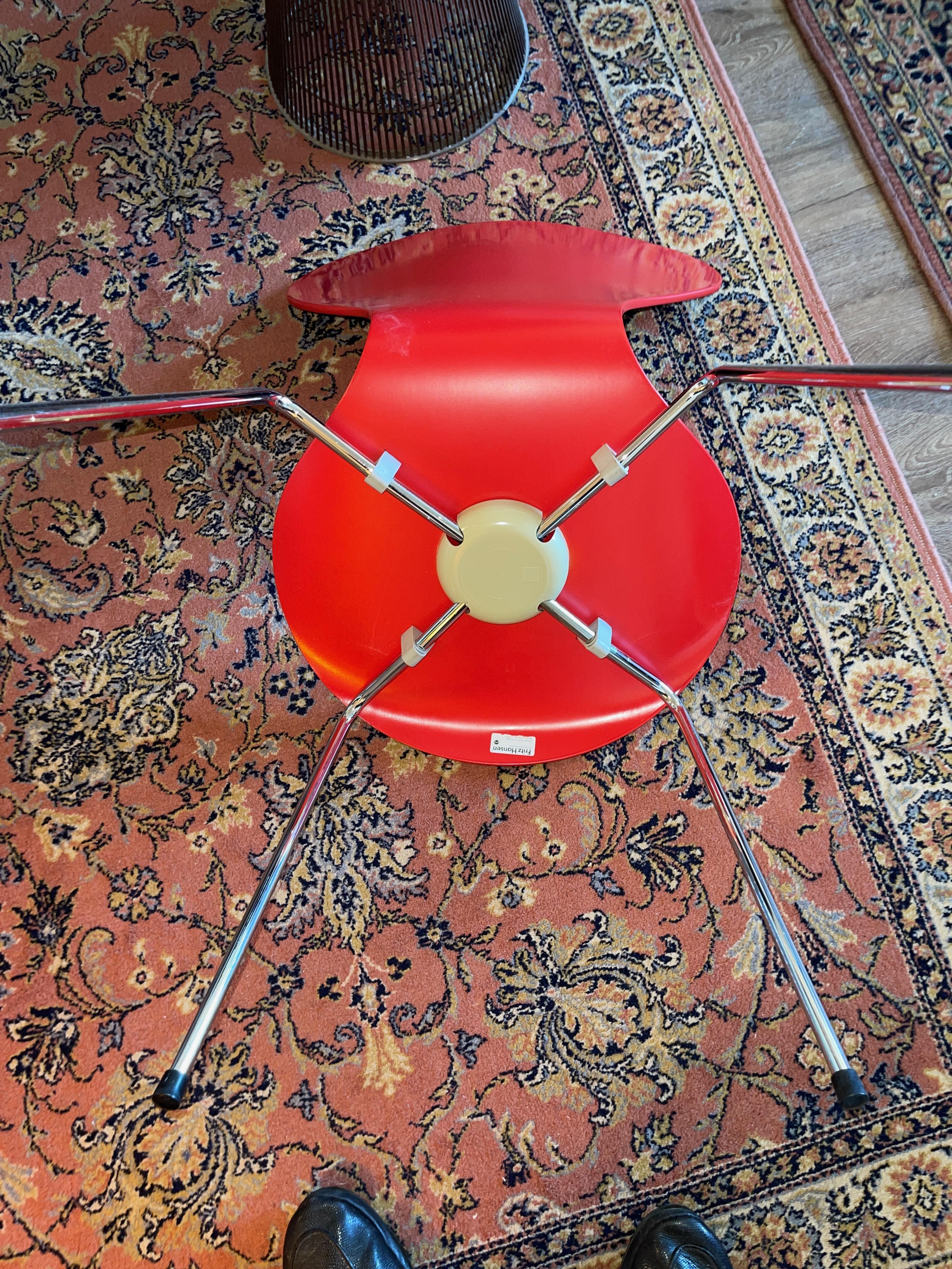Mid-Century moderno Sedia a farfalla rossa e cromata di Arne Jacobsen in vendita