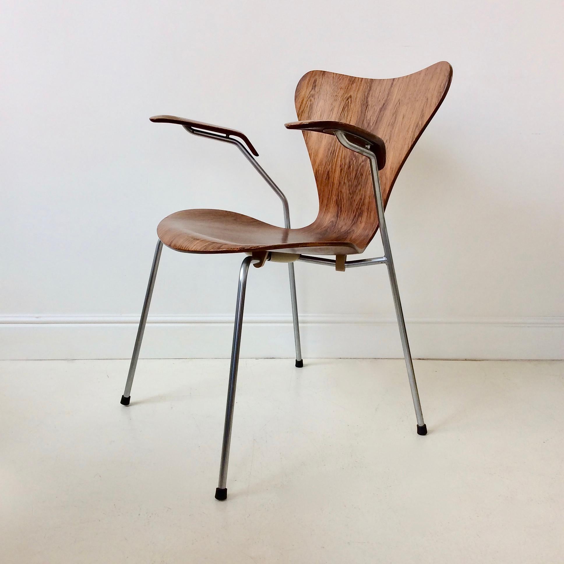 Arne Jacobsen butterfly chair model 3207 with armrest for Fritz Hansen, circa 1955, Denmark.
Rare version in palissander.
Dimensions: 75 cm H, 53 cm D, 62 cm W. Seat height 43 cm.
Good condition.
We ship worldwide
All purchases are covered by our