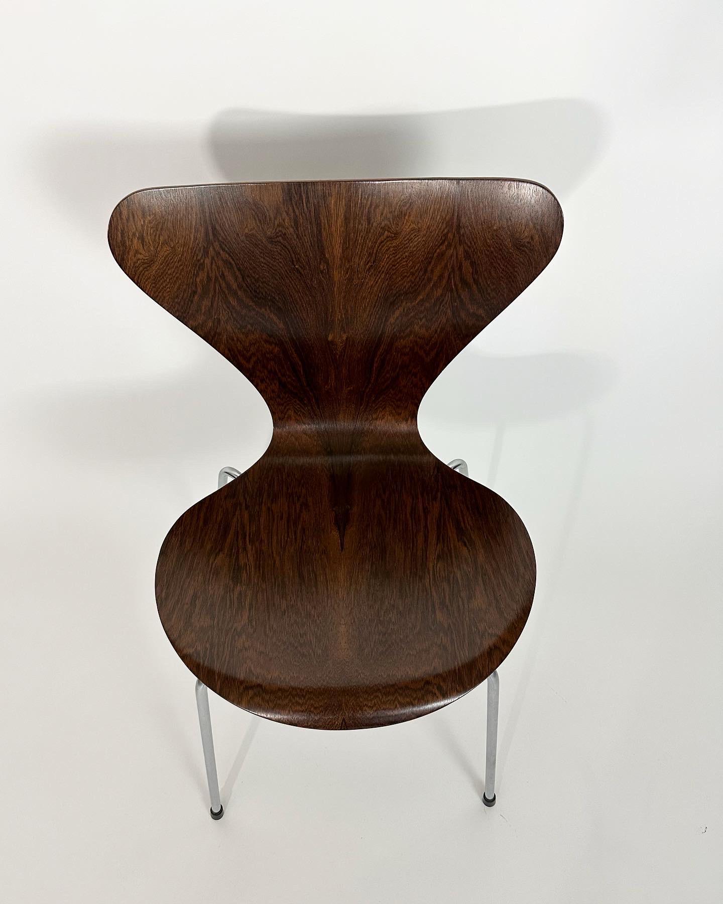 Rare Arne Jacobsen ‚Series 7’ rosewood chair, model No. 3107 for Fritz Hansen, produced in 1968.

Made of moulded rosewood plywood with a wonderful strong grained veneer, steel base with black gliders. 

Very good condition, the backrest is