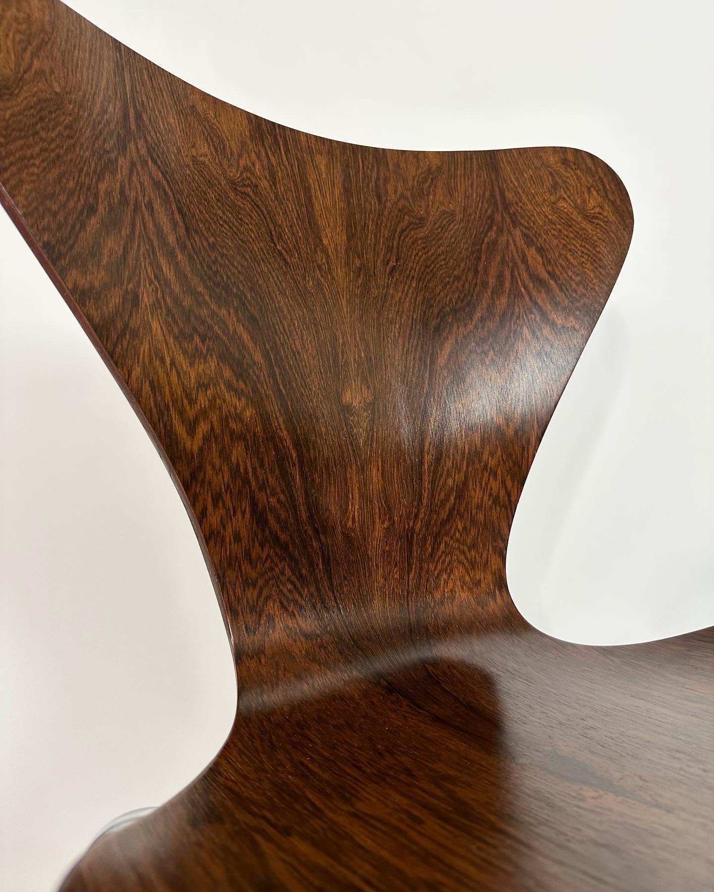 Arne Jacobsen Rosewood Chair Series 7 Fritz Hansen Denmark 1968 In Good Condition For Sale In Basel, BS
