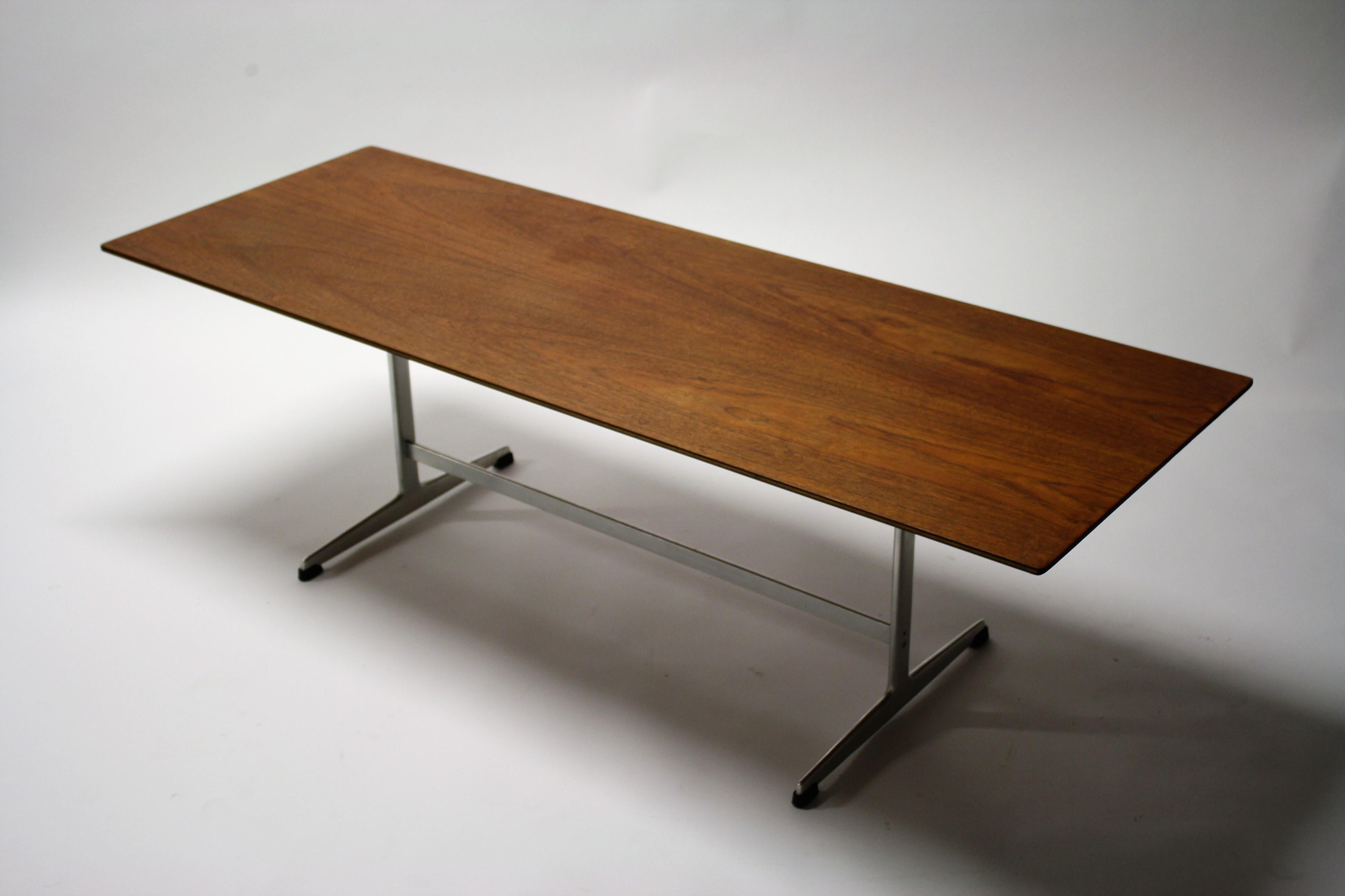 Beautiful and rare coffee table designed by Arne Jacobsen and manufactured by Fritz Hansen.

The table features a slim rosewood top mounted on a polished aluminum frame.

This piece was designed in 1958 for the Hotel Royal in Copenhagen.

The