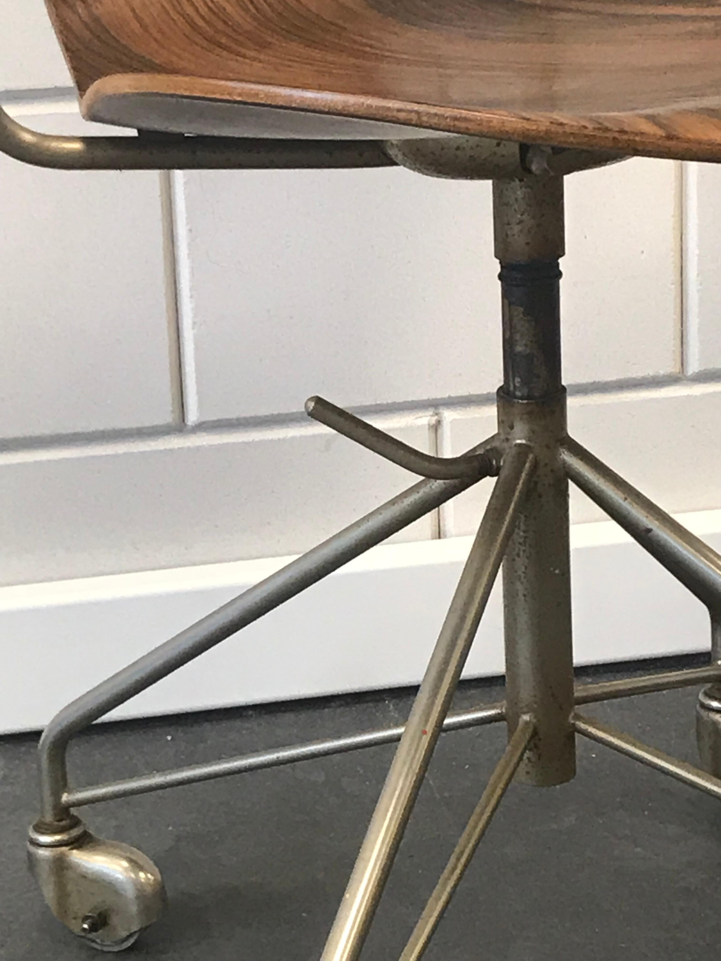 Silla de escritorio Arne Jacobsen de palisandro mediados del siglo XX en venta