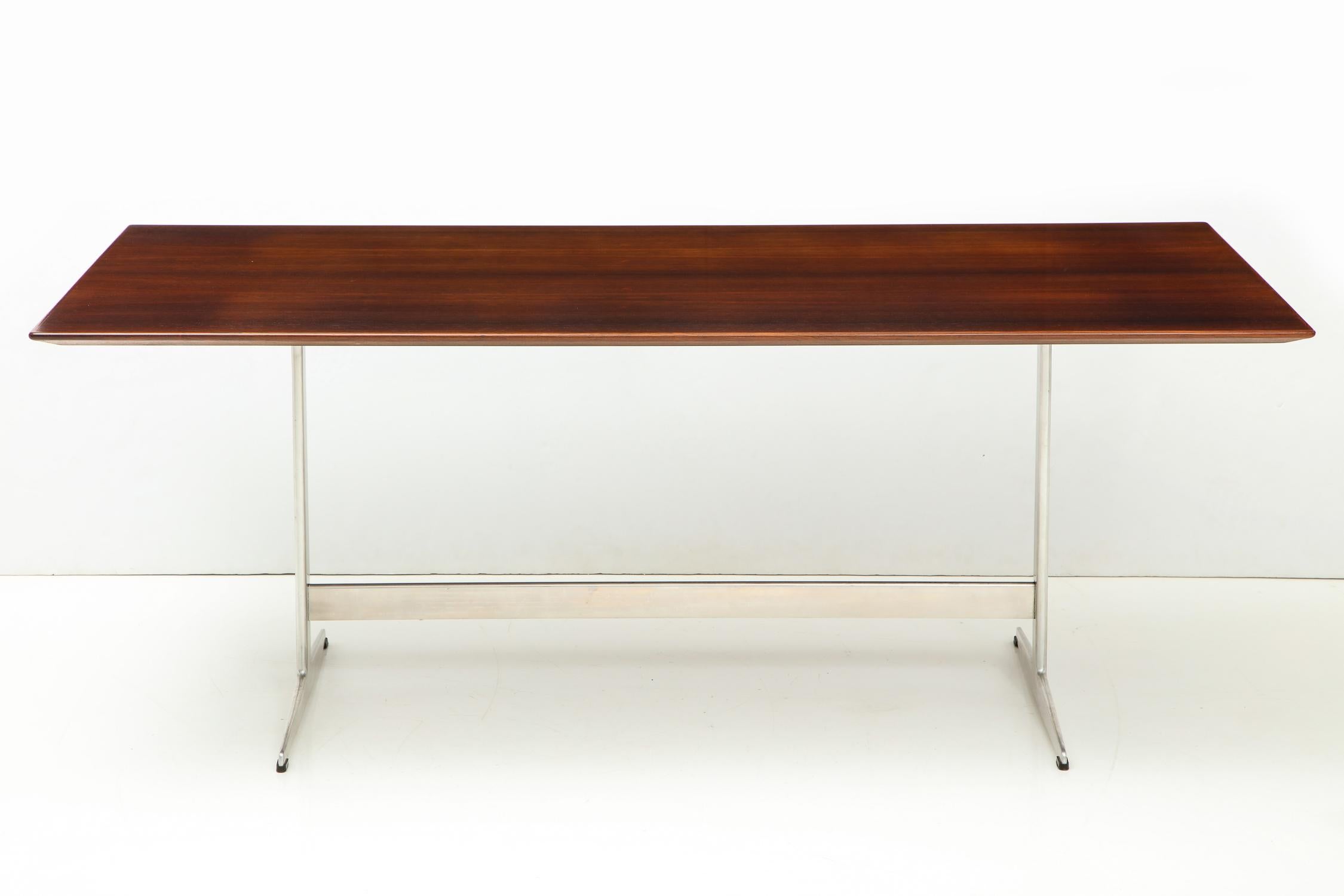 Rectangular dining or writing table with nicely figured, bevelled rosewood top and polished aluminium Shaker base, model 3571. Designed by Arne Jacobsen originally for the SAS Royal Hotel project in Copenhagen in 1958. Produced by Fritz Hansen,