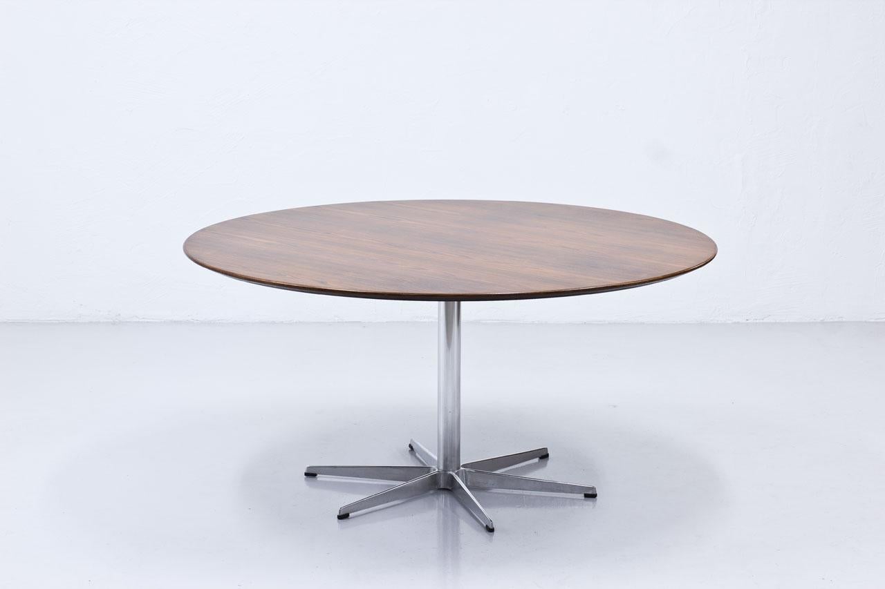 Large round dining table designed by Arne Jacobsen during the 1960s. Manufactured in
Denmark by Fritz Hansen, this example from November 1968. Made from rosewood with an aluminum six-star base.
