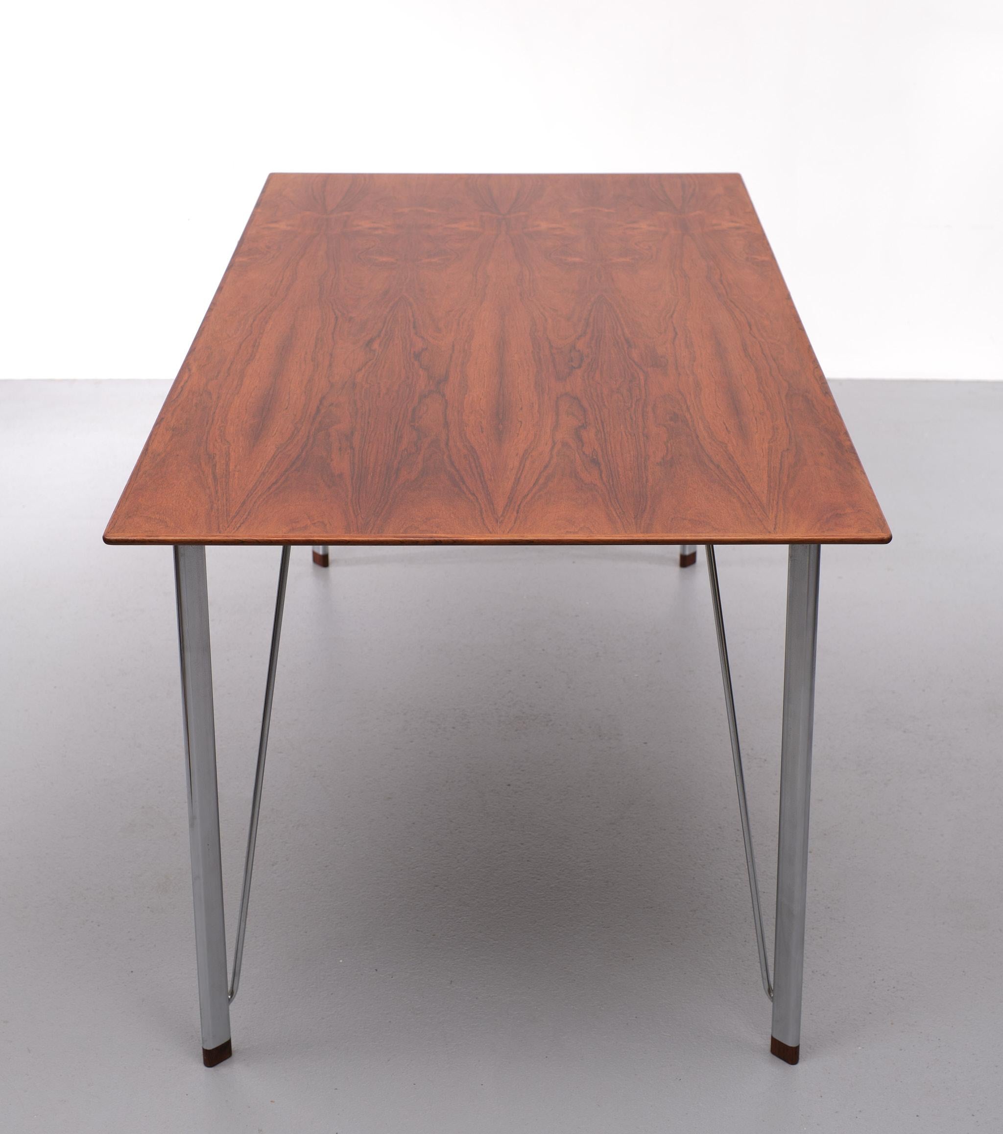 Arne Jacobsen Rosewood  writing  table  1950s  Denmark  In Good Condition In Den Haag, NL