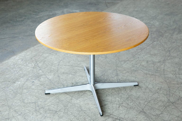 Superb minimalist coffee or coctail table designed by table Arne Jacobsen in the late 1950's as a companion to his famous Egg and Swan chairs. This table made by Fritz Hansen with an oak top and aluminum base. The table was designed in the late