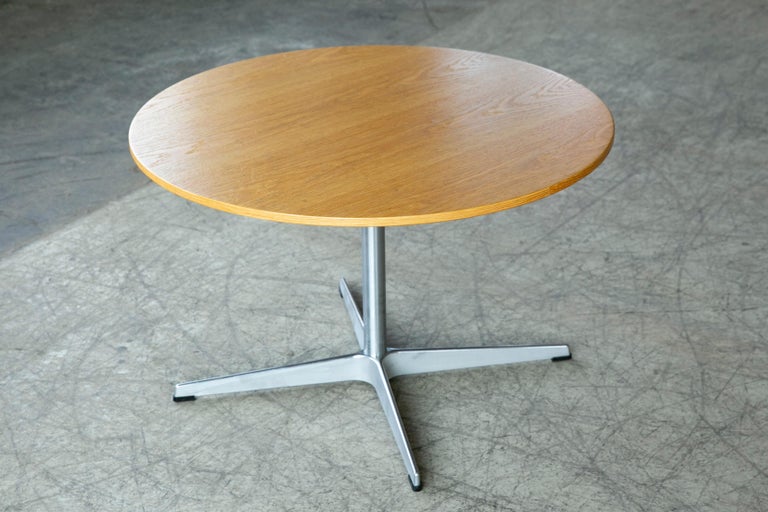 Mid-Century Modern Arne Jacobsen Round Coffee Table in Oak Coffee Table Danish Mid-Century For Sale