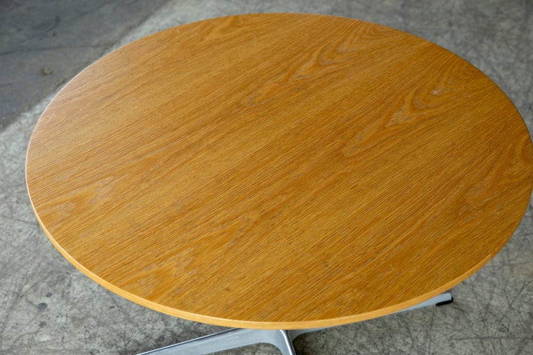 Arne Jacobsen Round Coffee Table in Oak Coffee Table Danish Mid-Century In Good Condition For Sale In Bridgeport, CT