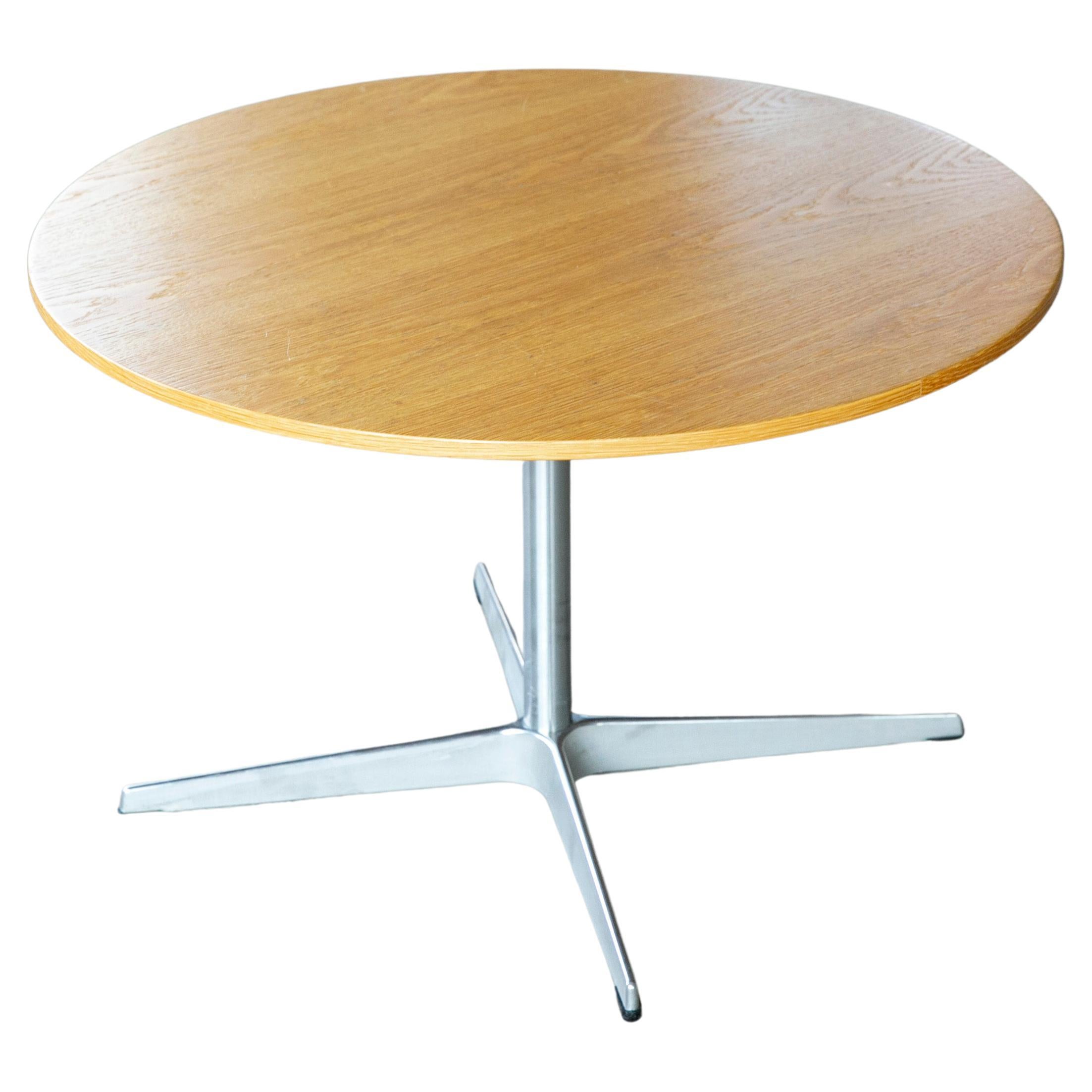 Table basse ronde en chêne Arne Jacobsen, style danois mi-siècle moderne