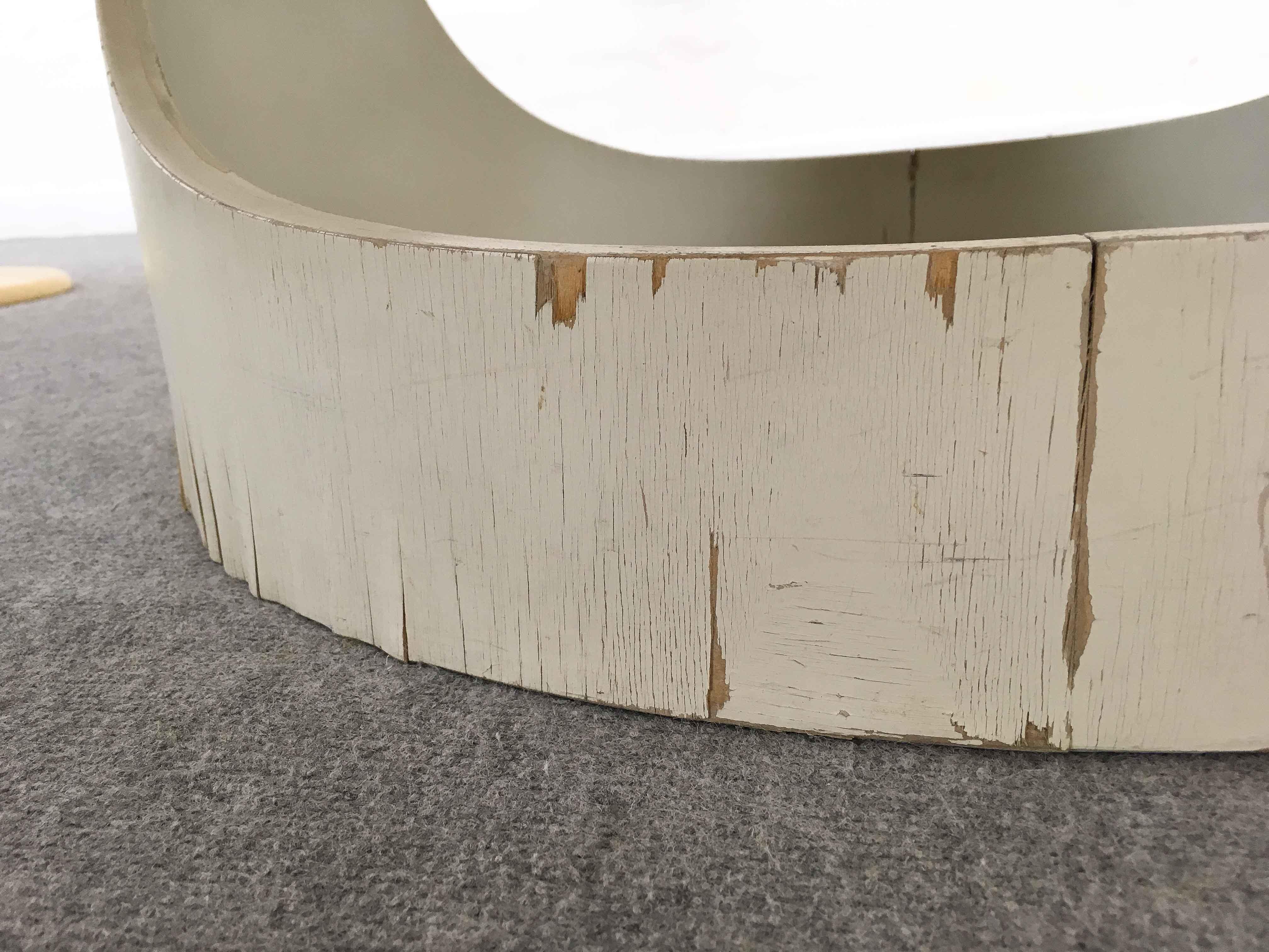 Arne Jacobsen Round White Pre-Pop Dining Table by ASKO, Finland circa 1968 In Distressed Condition In Halle, DE