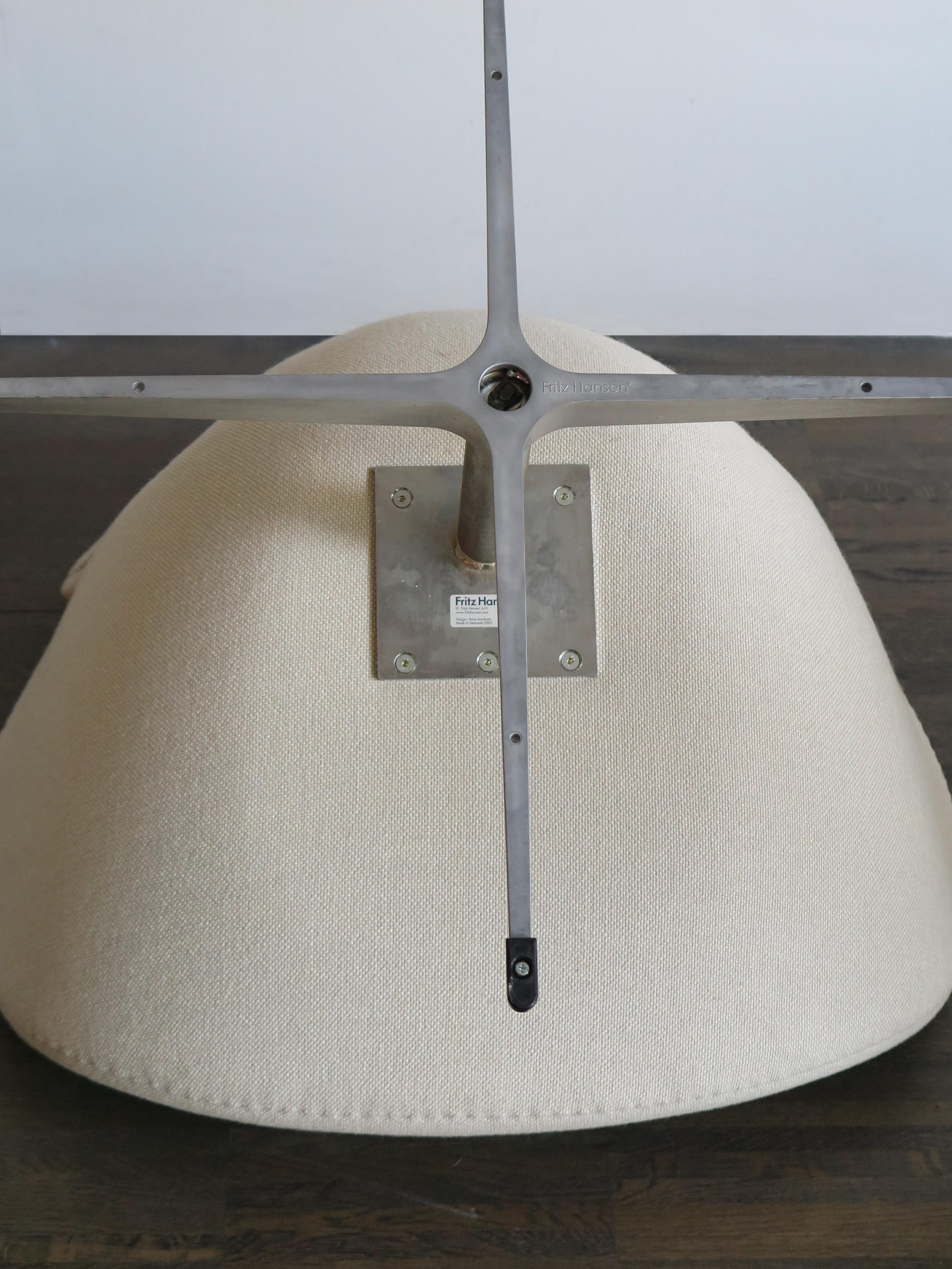 Arne Jacobsen Scandinavian Fabric Swan Armchairs for Fritz Hansen 2