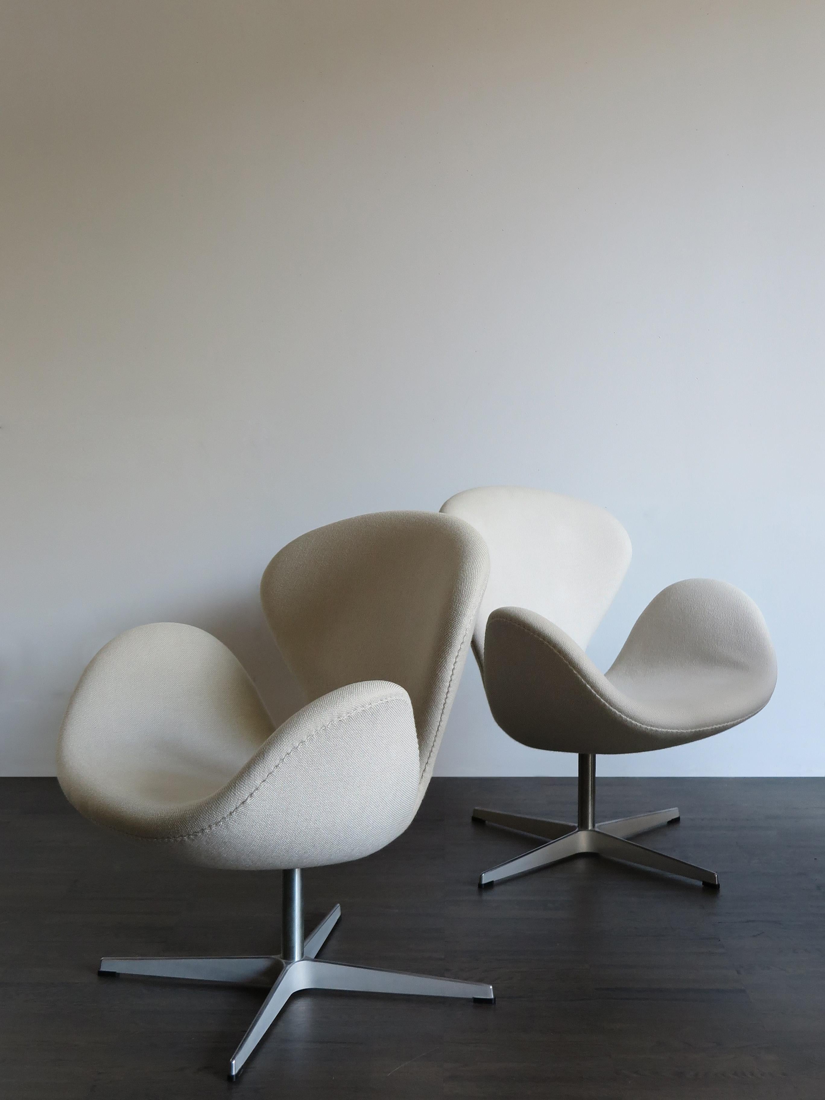 Danish famous couple of armchairs model Swan designed by Arne Jacobsen for Fritz Hansen in 1958, metal structure and fabric covering, models of 2002.
Label and brand of the manufacturer under the seat and under the foot.
 