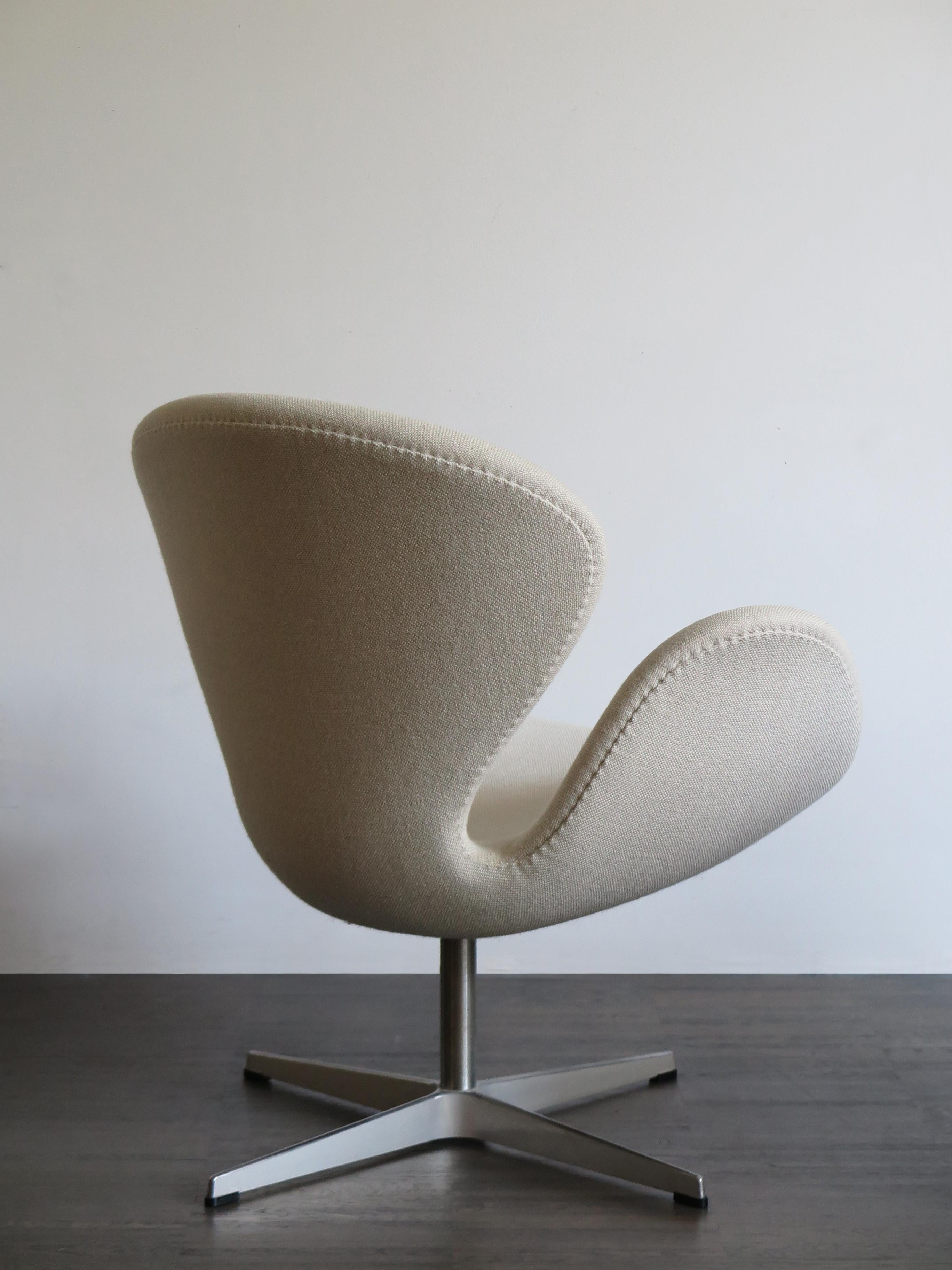 Scandinavian Modern Arne Jacobsen Scandinavian Fabric Swan Armchairs for Fritz Hansen