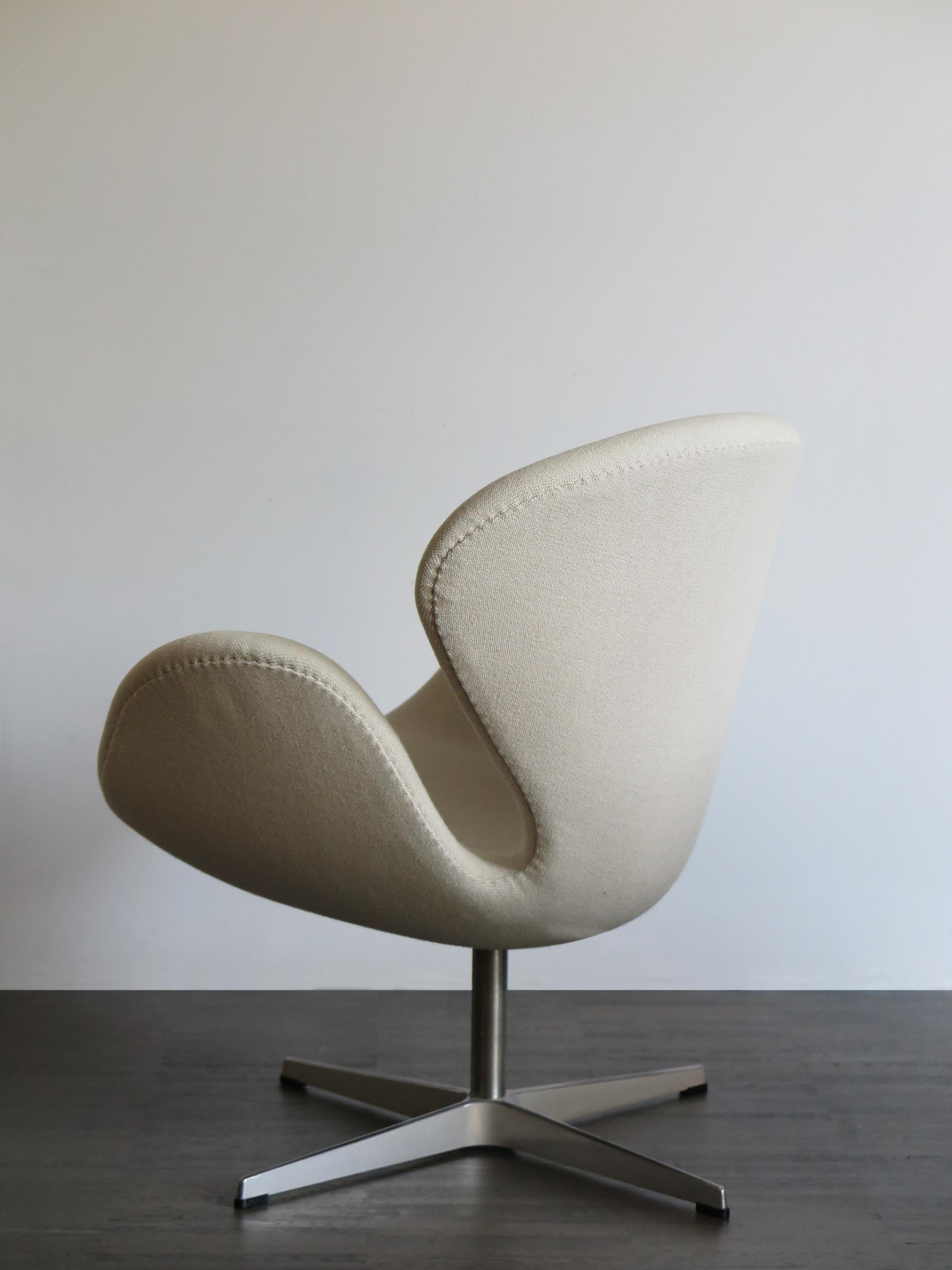 Danish Arne Jacobsen Scandinavian Fabric Swan Armchairs for Fritz Hansen