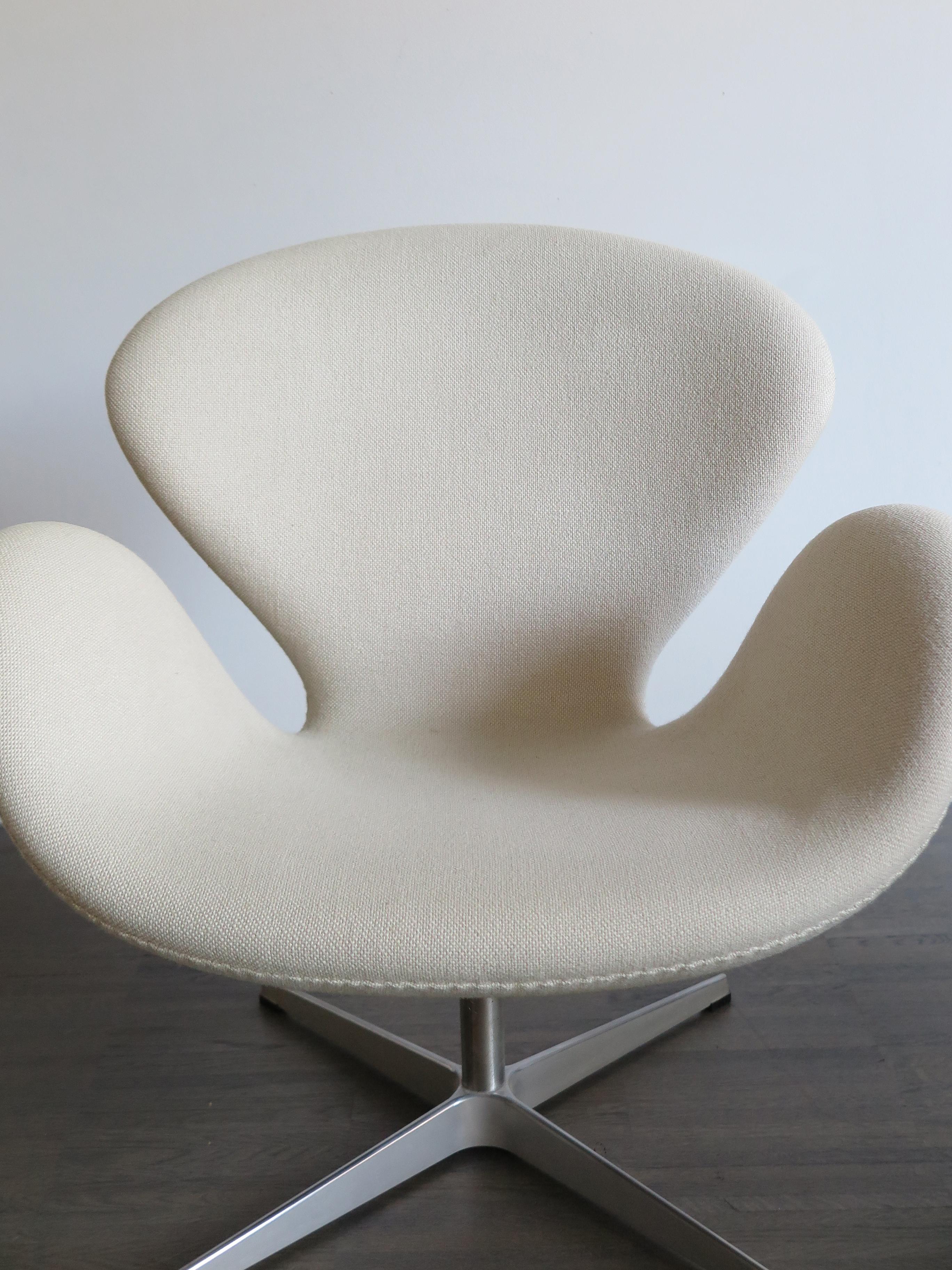 Arne Jacobsen Scandinavian Fabric Swan Armchairs for Fritz Hansen In Good Condition In Reggio Emilia, IT
