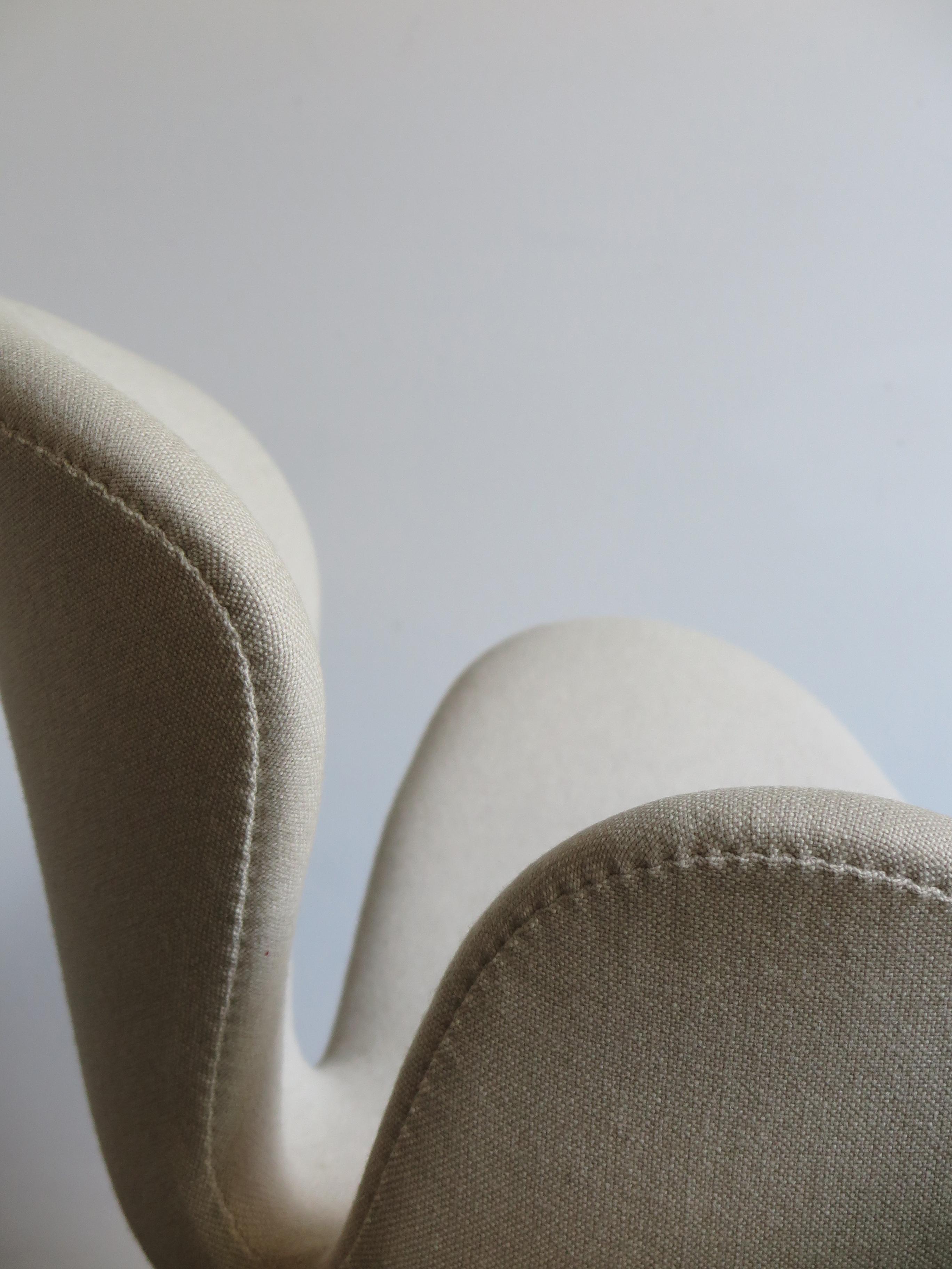 Mid-20th Century Arne Jacobsen Scandinavian Fabric Swan Armchairs for Fritz Hansen