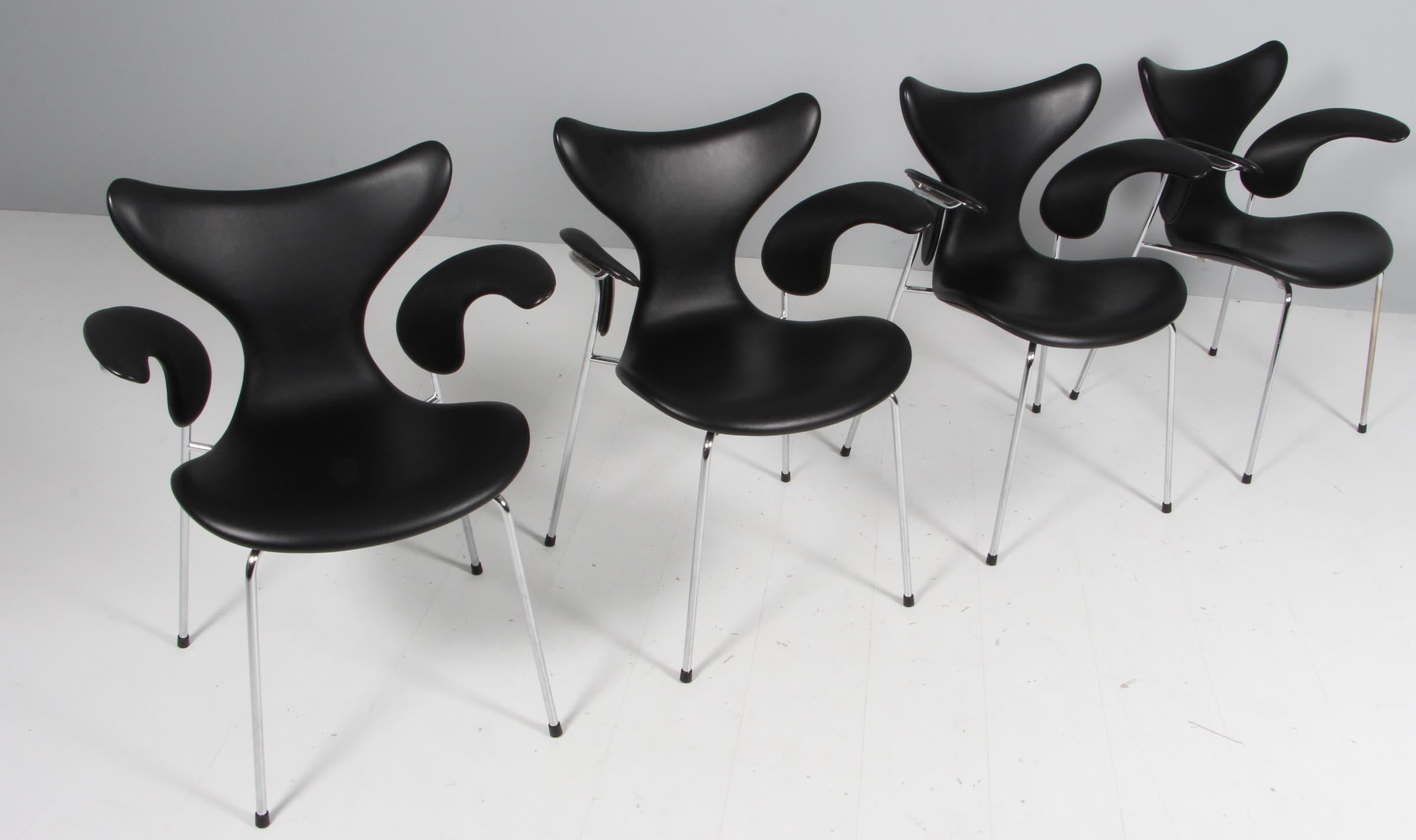 Arne Jacobsen Esstischsessel original mit schwarzem Leder gepolstert.

Sockel aus verchromtem Stahlrohr.

Modell 3208 Seagull, hergestellt von Fritz Hansen 2016. Braunes Label