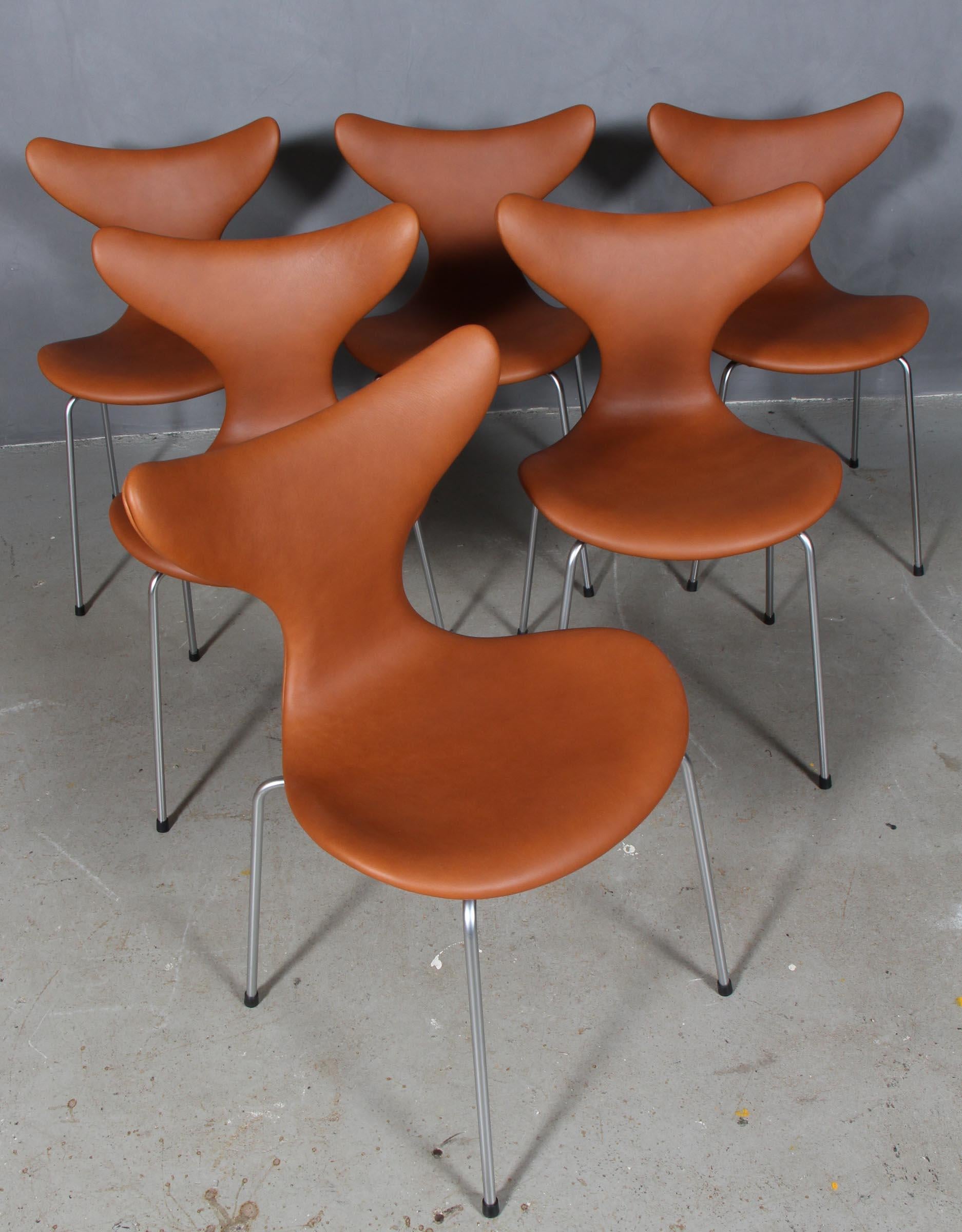 Arne Jacobsen dining chair new upholstered with walnut elegance aniline leather.

Base of matt chromed steel tube.

Model 3108 Seagull, made by Fritz Hansen.