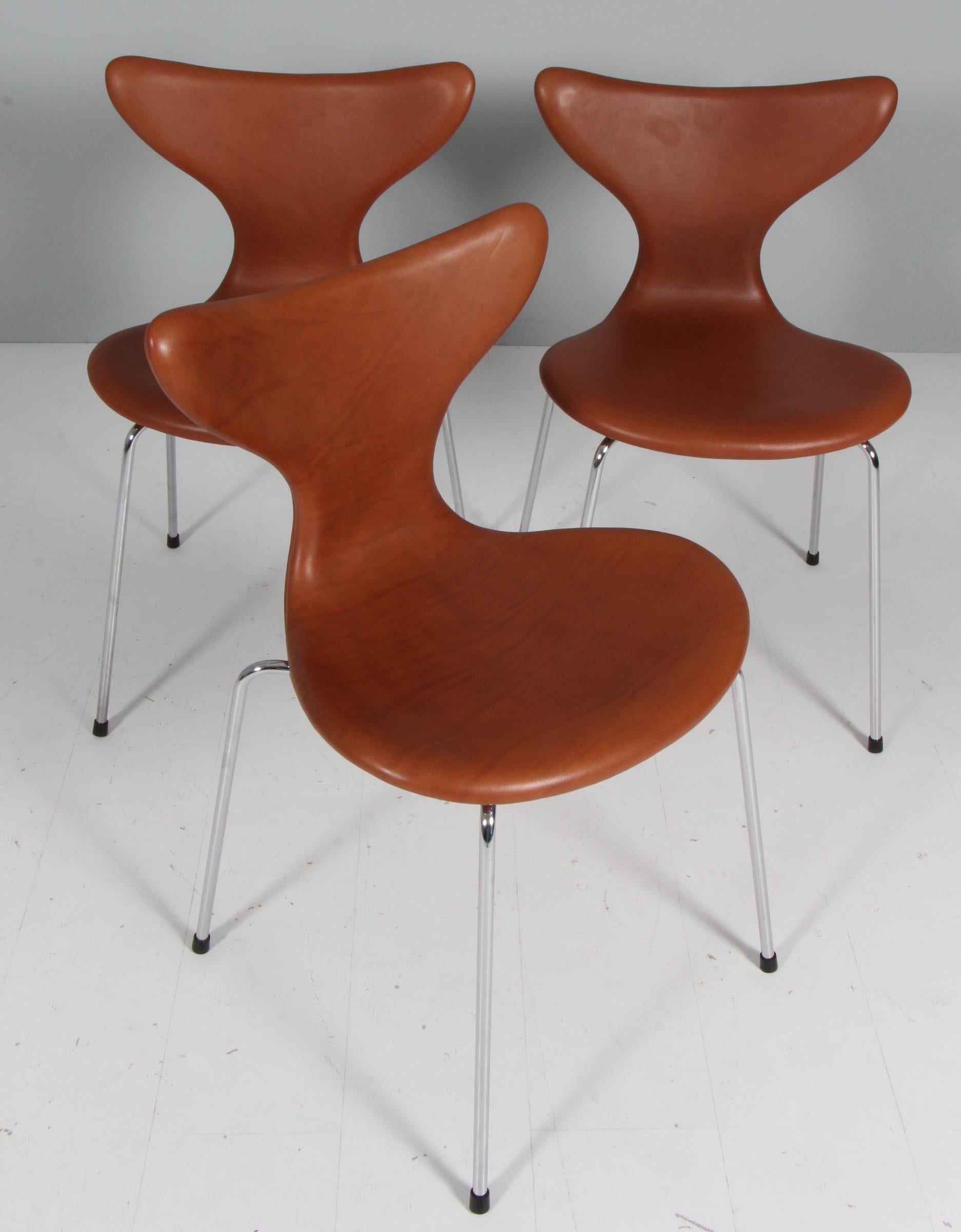 Arne Jacobsen dining chair new upholstered with smooth brandy aniline leather.

Base of  chromed steel tube.

Model 3108 Seagull, made by Fritz Hansen.