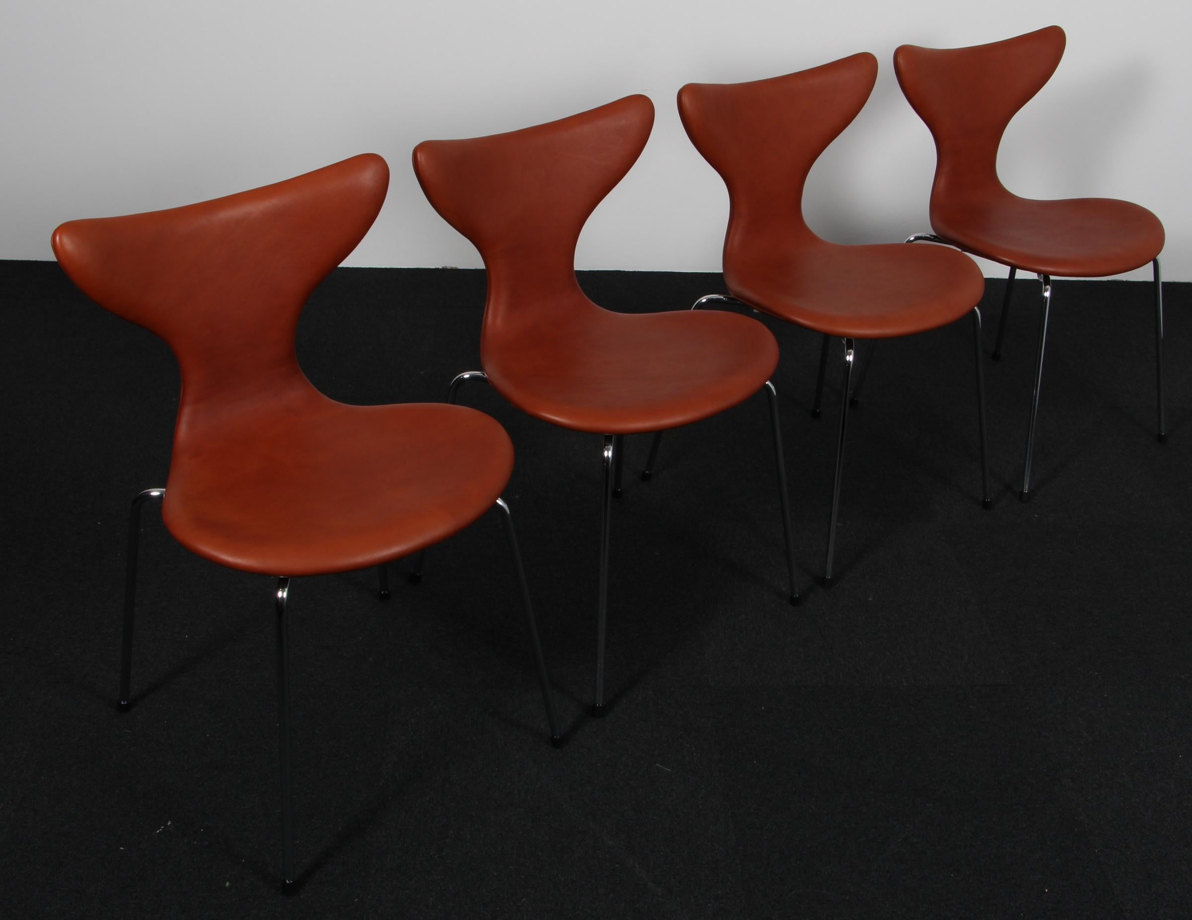 Sedia da pranzo Arne Jacobsen nuova, rivestita in pelle anilina pieno fiore liscia color brandy.

Base in tubo d'acciaio cromato.

Model 3108 Seagull, prodotto da Fritz Hansen.