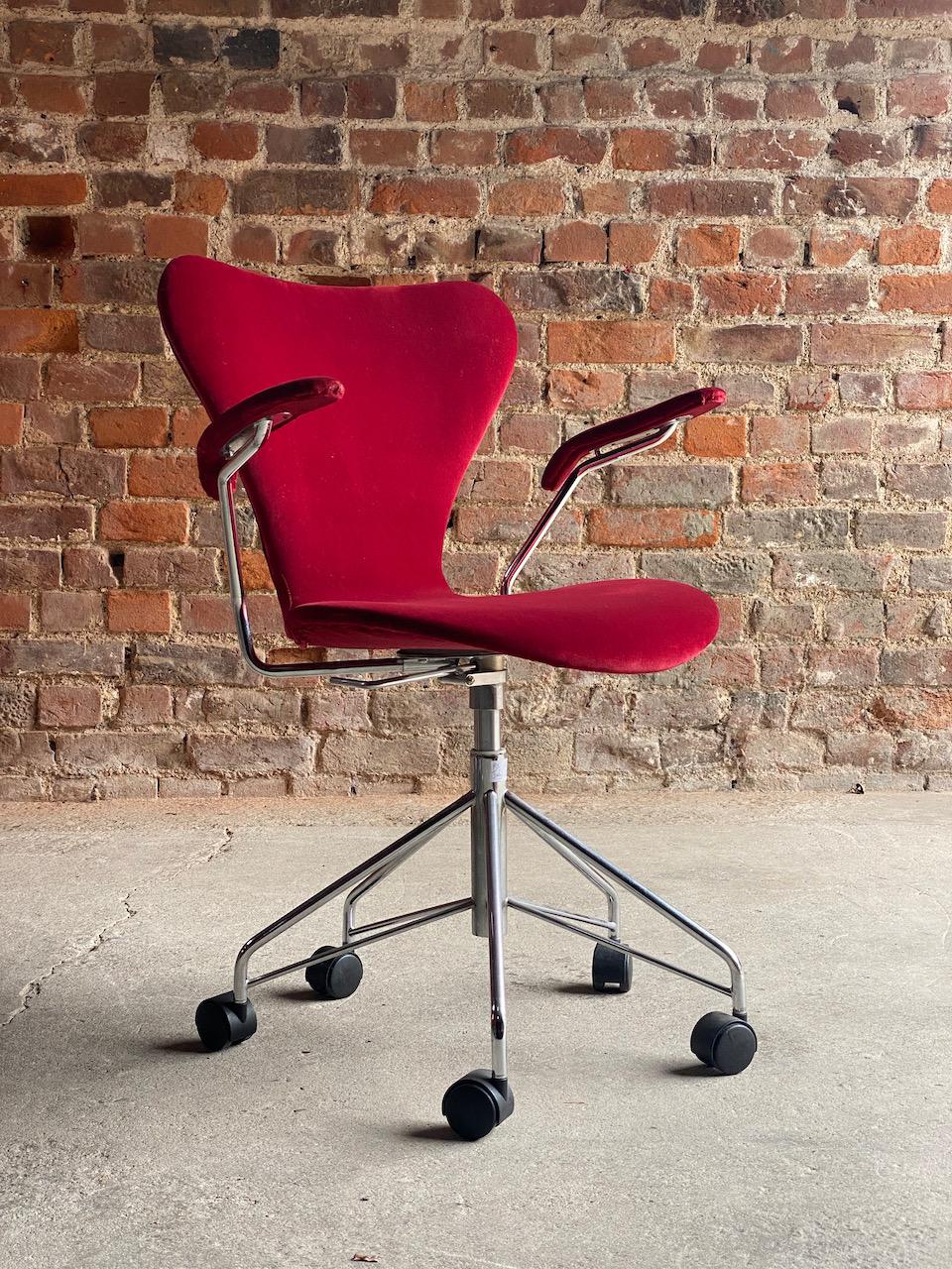 Arne Jacobsen Series 7 3217 Swivel Chairs by Fritz Hansen, Denmark, 1996 3