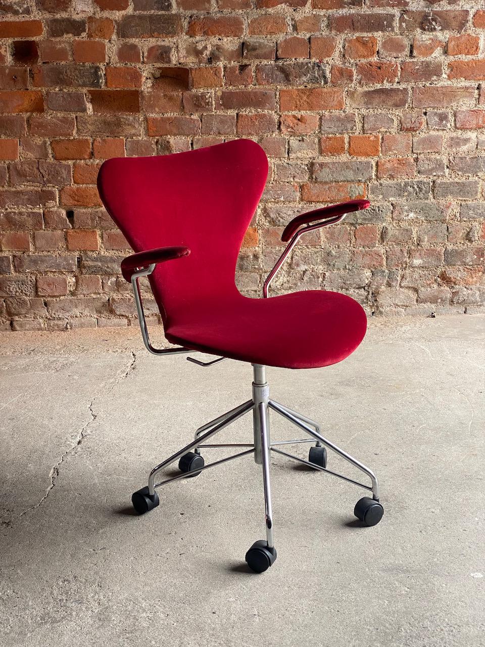 Arne Jacobsen Series 7 3217 Swivel Chairs by Fritz Hansen, Denmark, 1996 4