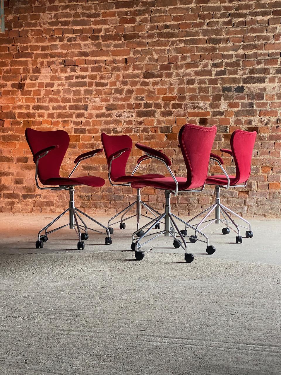Arne Jacobsen Series 7 3217 Swivel Chairs by Fritz Hansen, Denmark, 1996 5