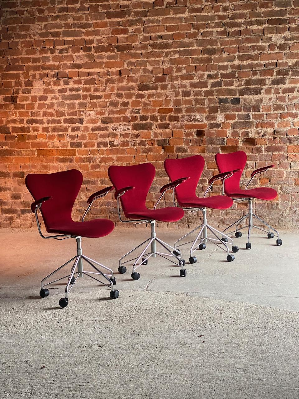 Arne Jacobsen Series 7 3217 Swivel Chairs by Fritz Hansen, Denmark, 1996 6