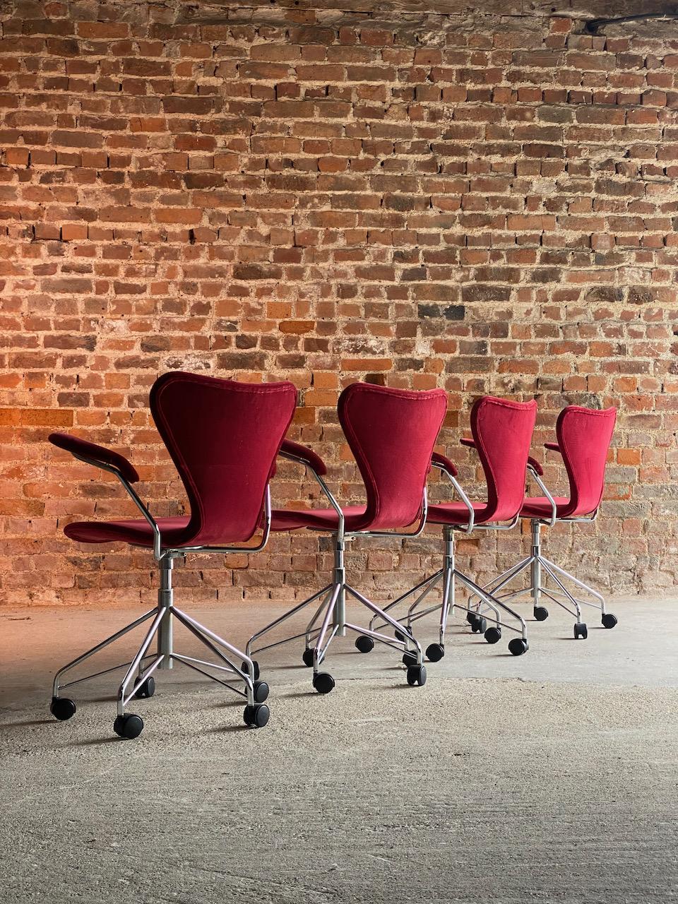 Arne Jacobsen Series 7 3217 Swivel Chairs by Fritz Hansen, Denmark, 1996 In Good Condition In Longdon, Tewkesbury
