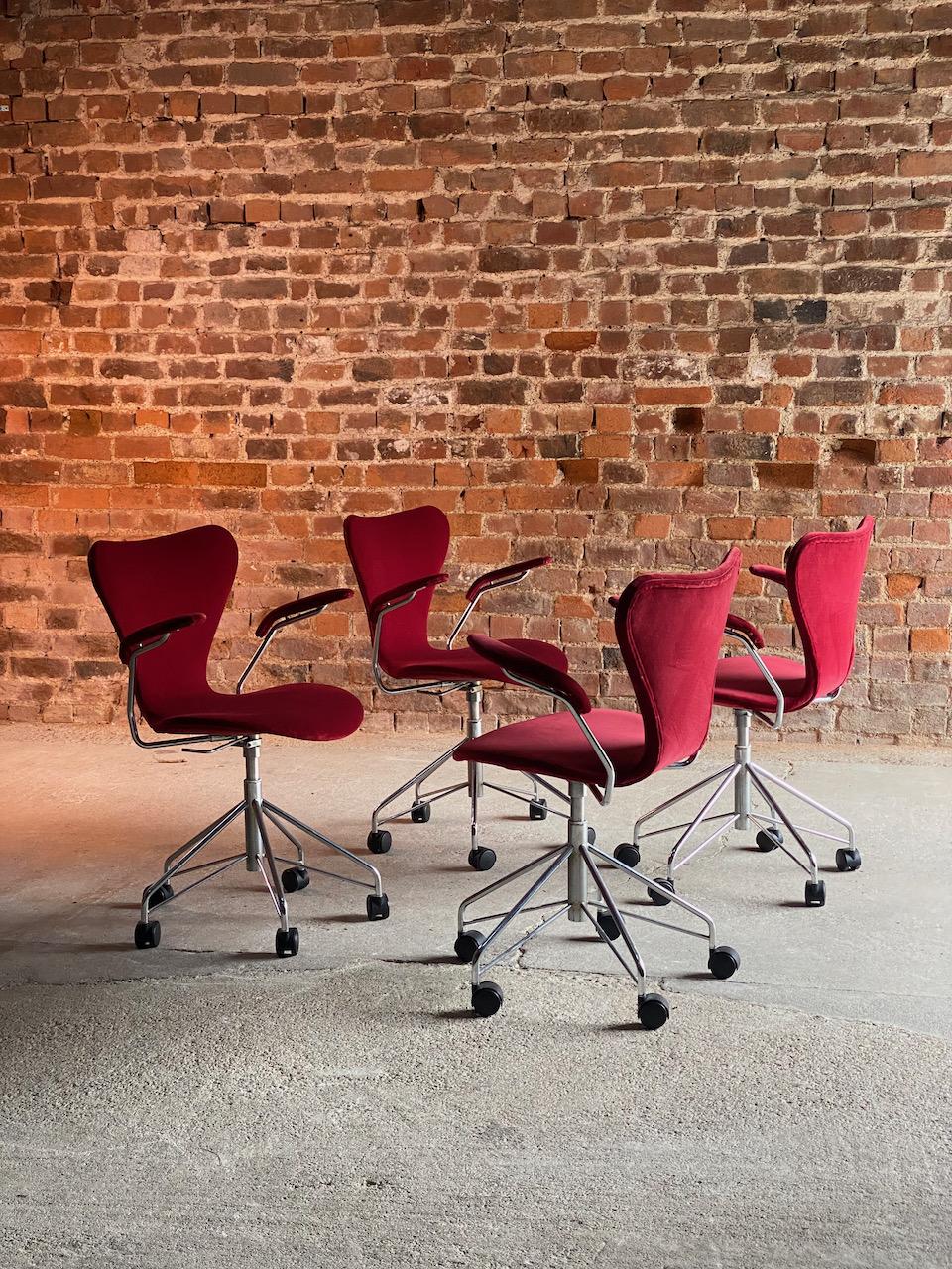 Late 20th Century Arne Jacobsen Series 7 3217 Swivel Chairs by Fritz Hansen, Denmark, 1996