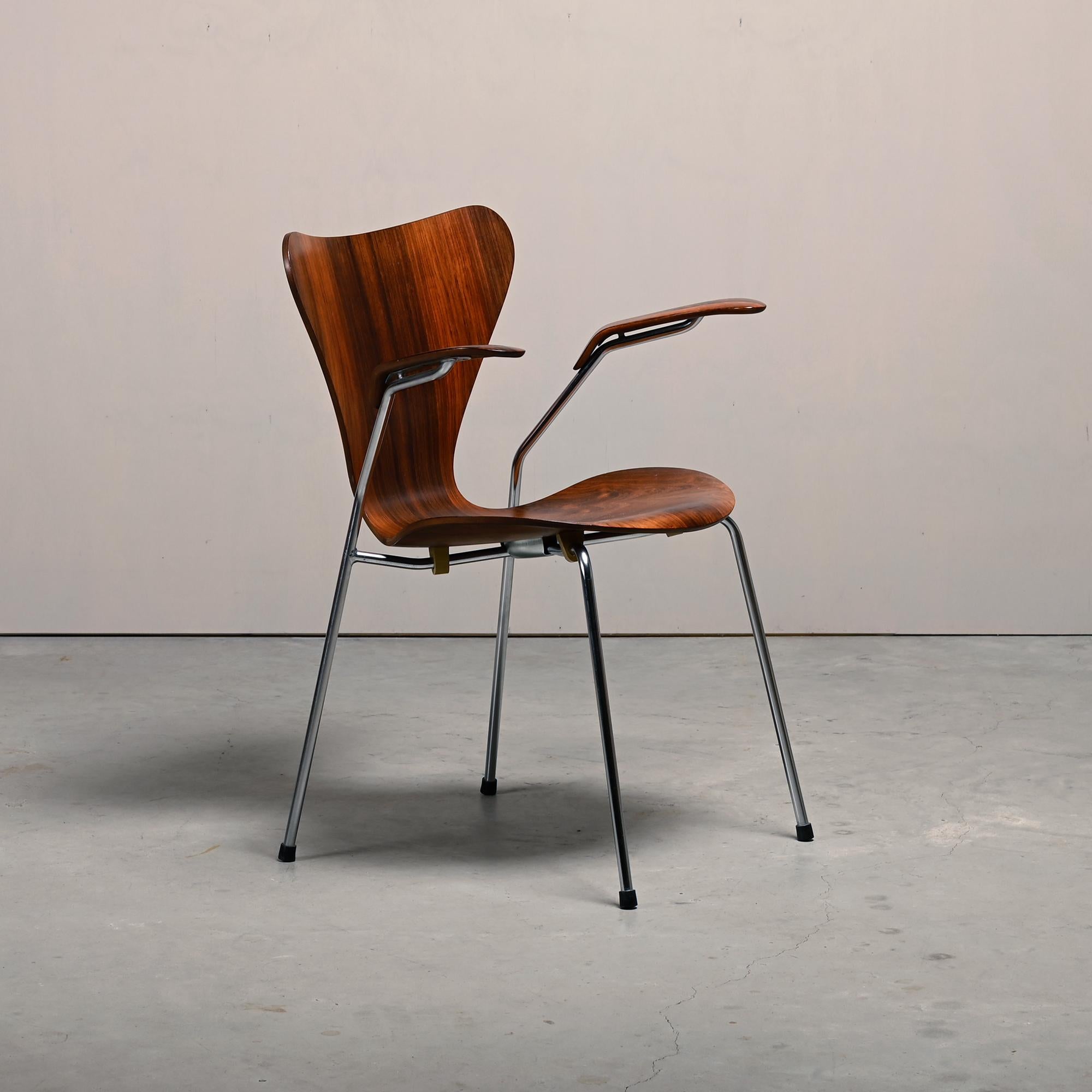 Iconic Butterfly Armchair Series 7 (Model 3207) designed by Arne Jacobsen in 1955 for Fritz Hansen, Denmark. Rare version with plywood shell veneered with beautiful grained Rosewood. Very good condition with sturdy backrest and minor wear (minimal