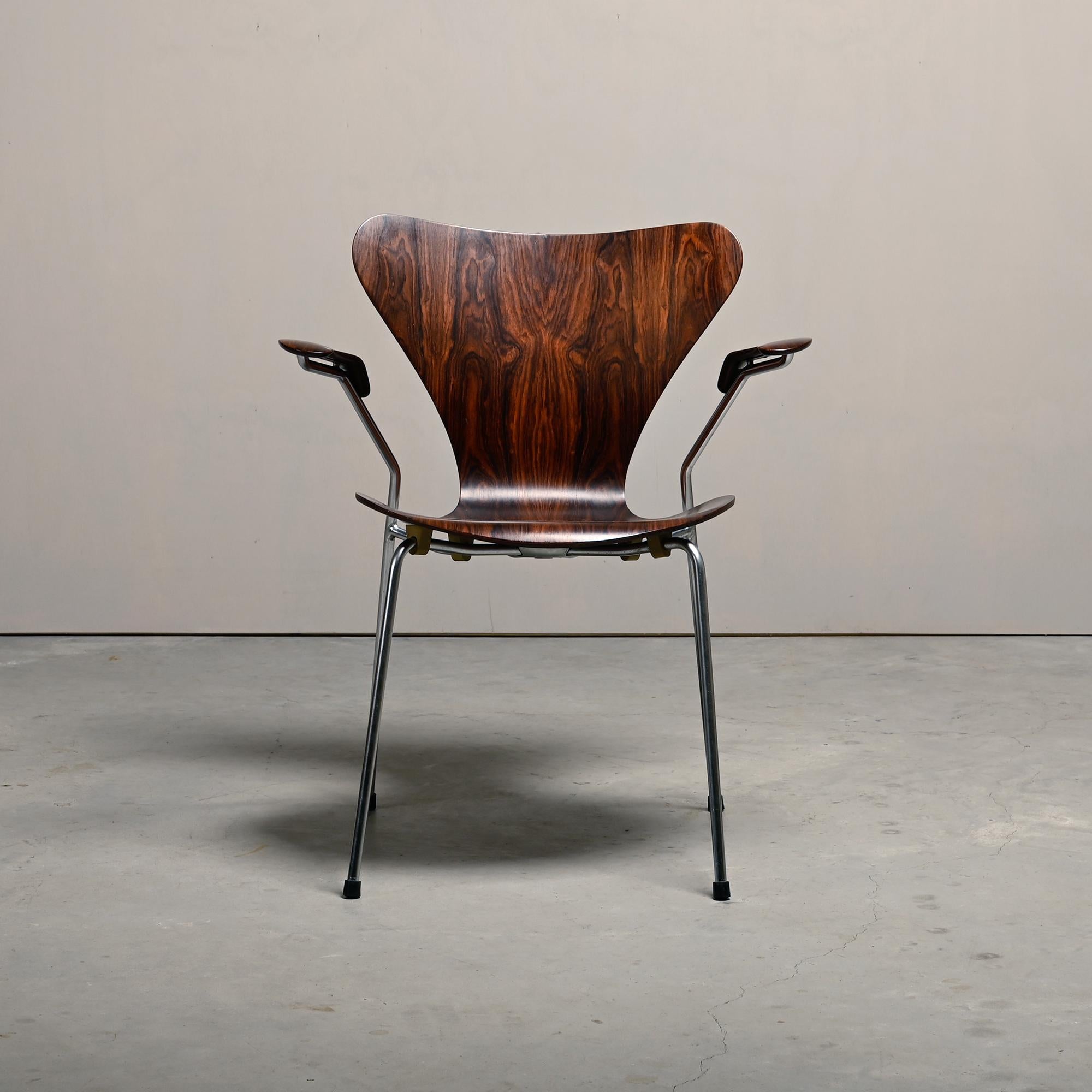 Iconic Butterfly Armchair Series 7 (Model 3207) designed by Arne Jacobsen in 1955 for Fritz Hansen, Denmark. Rare version with plywood shell veneered with beautiful grained Rosewood. Very good condition with sturdy backrest and minor wear (minimal