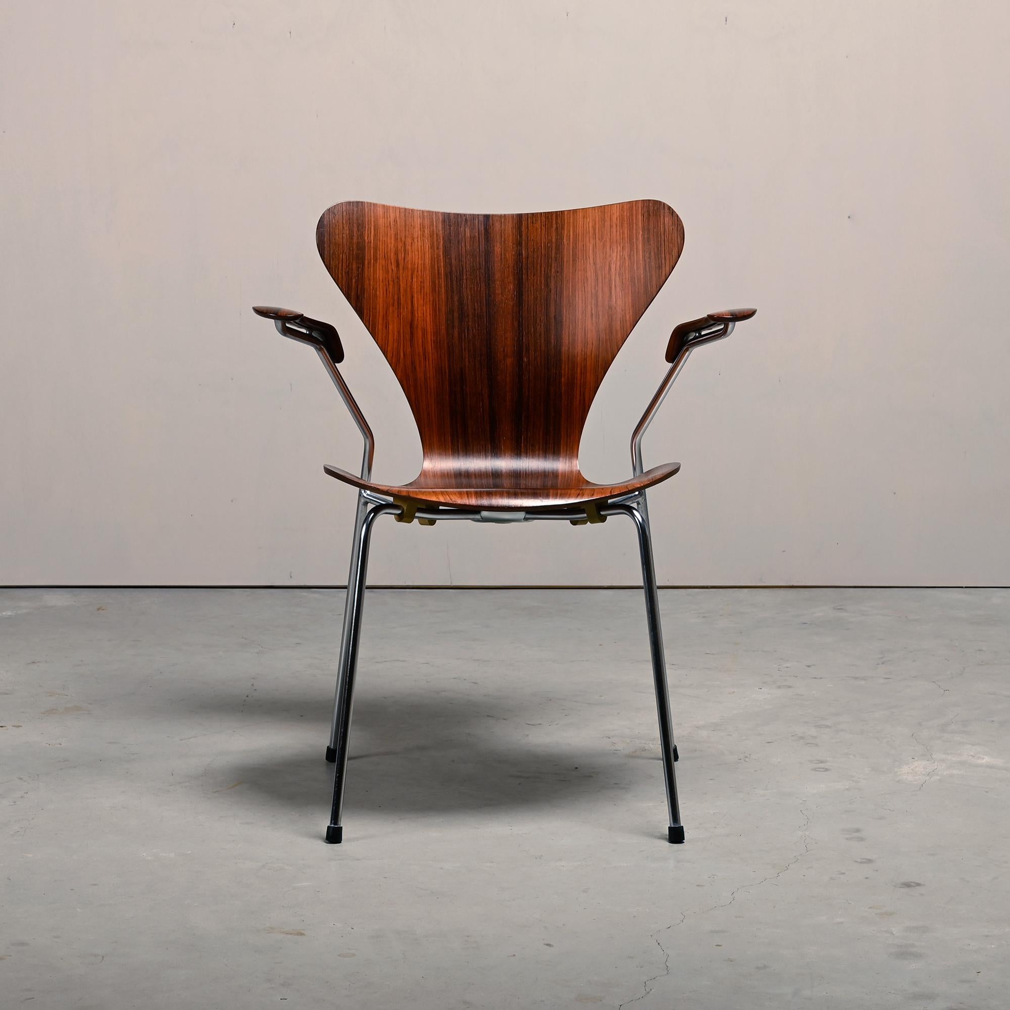 Arne Jacobsen Series 7 Armchair in Rosewood for Fritz Hansen Denmark 1960s Escandinavo moderno en venta