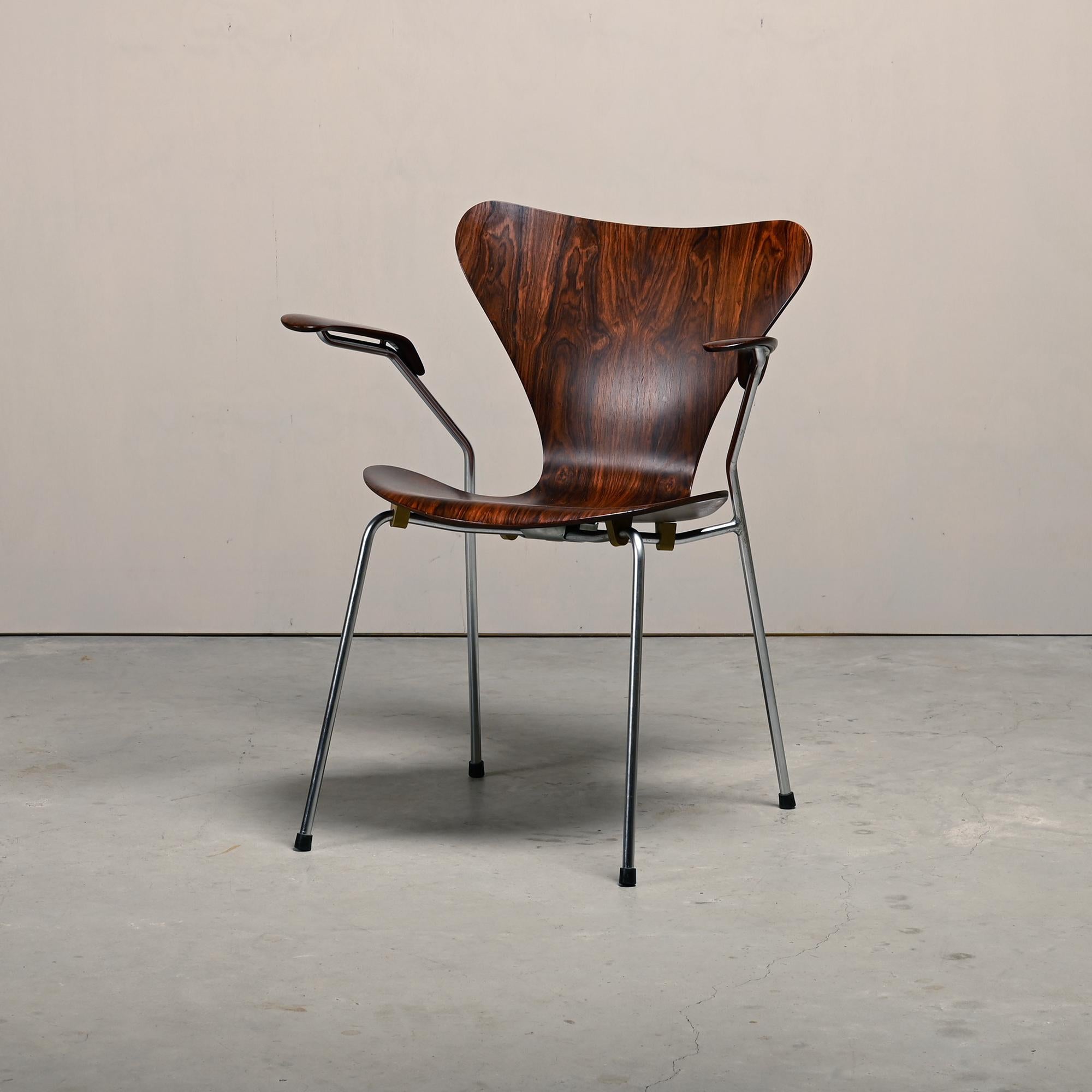 Arne Jacobsen Series 7 Armchair in Rosewood for Fritz Hansen Denmark 1960s Escandinavo moderno en venta