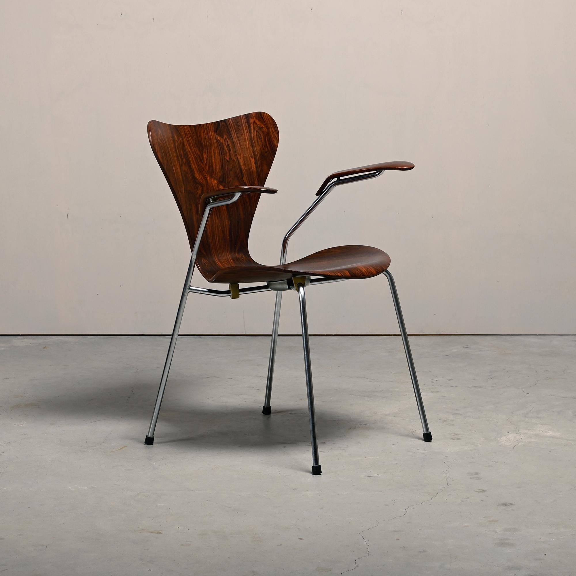 Arne Jacobsen Series 7 Armchair in Rosewood for Fritz Hansen Denmark 1960s Danés en venta
