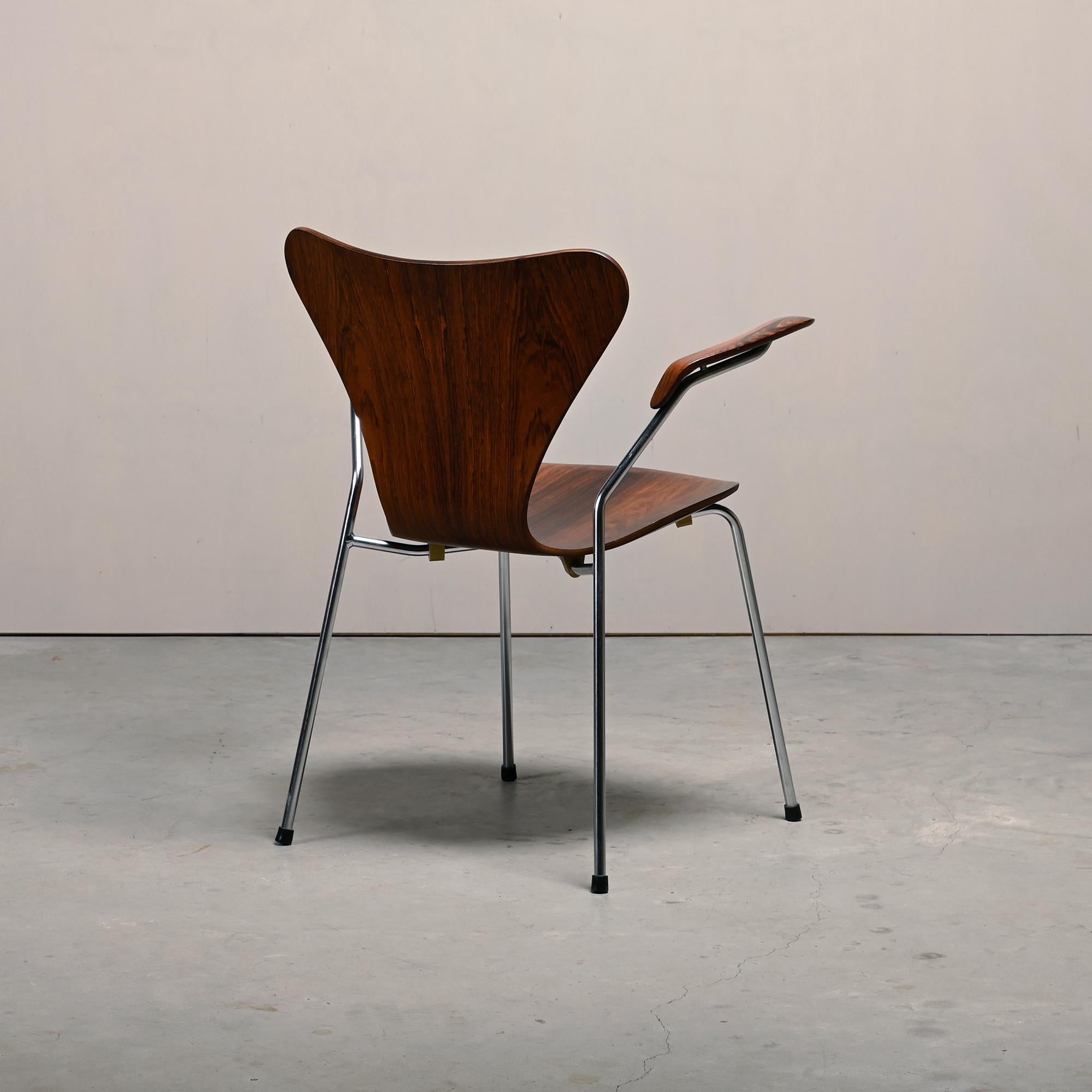 Arne Jacobsen Series 7 Armchair in Rosewood for Fritz Hansen Denmark 1960s Chapado en venta