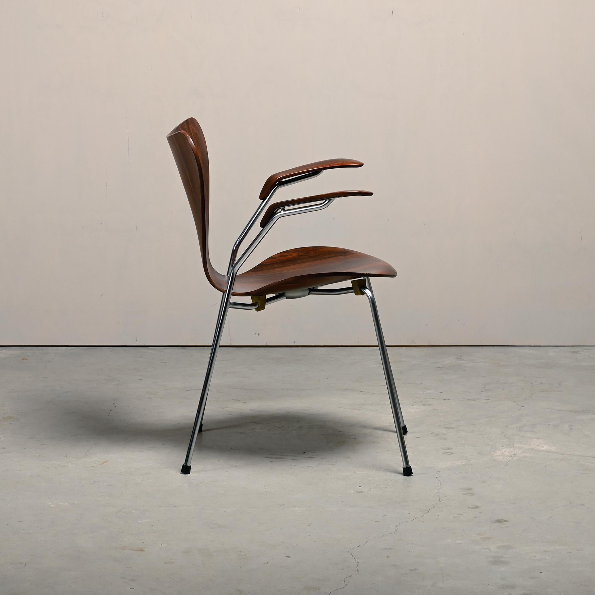 Arne Jacobsen Series 7 Armchair in Rosewood for Fritz Hansen Denmark 1960s Chapado en venta