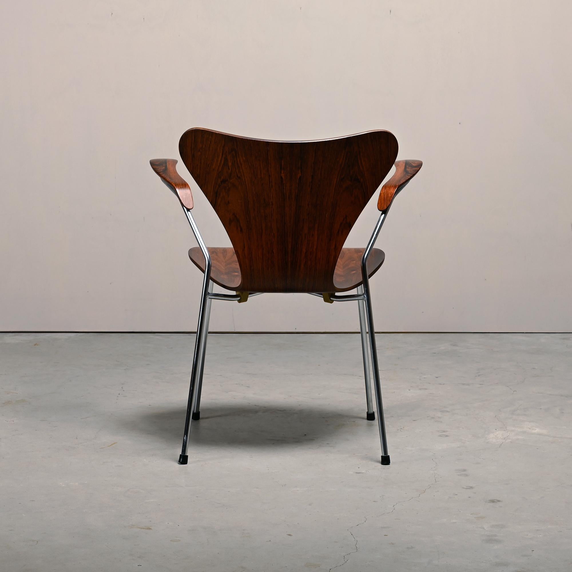 Arne Jacobsen Series 7 Armchair in Rosewood for Fritz Hansen Denmark 1960s en Bueno estado para la venta en Amsterdam, NL