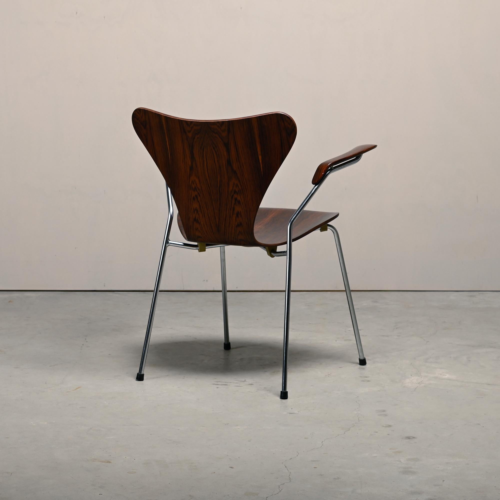 Arne Jacobsen Series 7 Armchair in Rosewood for Fritz Hansen Denmark 1960s en Bueno estado para la venta en Amsterdam, NL