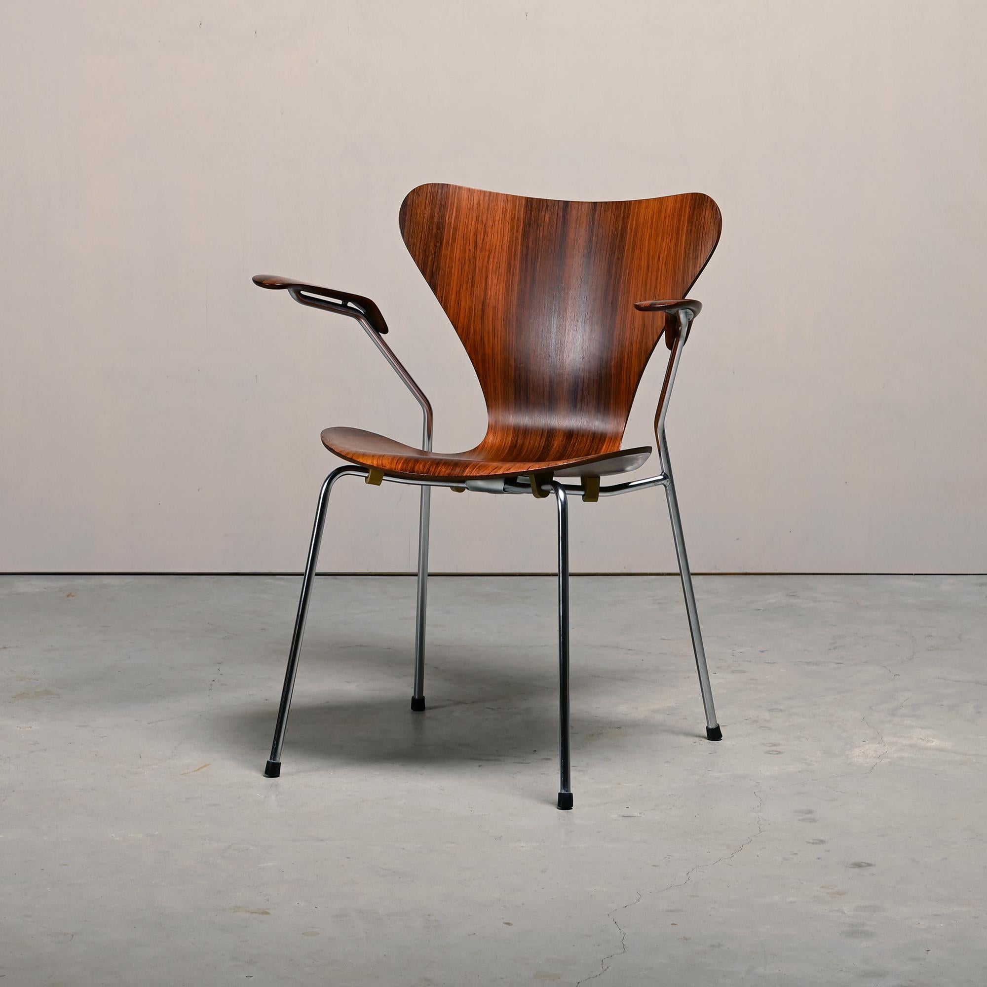 Arne Jacobsen Series 7 Armchair in Rosewood for Fritz Hansen Denmark 1960s mediados del siglo XX en venta