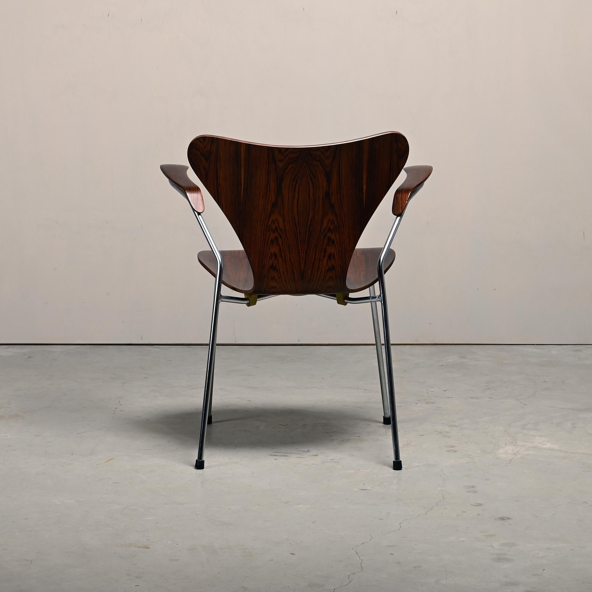 Arne Jacobsen Series 7 Armchair in Rosewood for Fritz Hansen Denmark 1960s mediados del siglo XX en venta