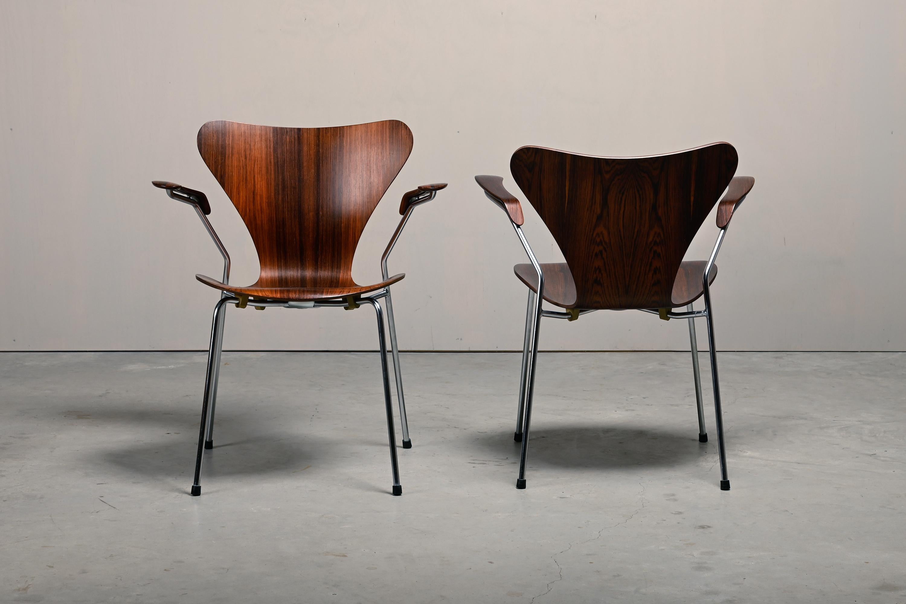 Arne Jacobsen Series 7 Armchair in Rosewood for Fritz Hansen Denmark 1960s Madera contrachapada en venta