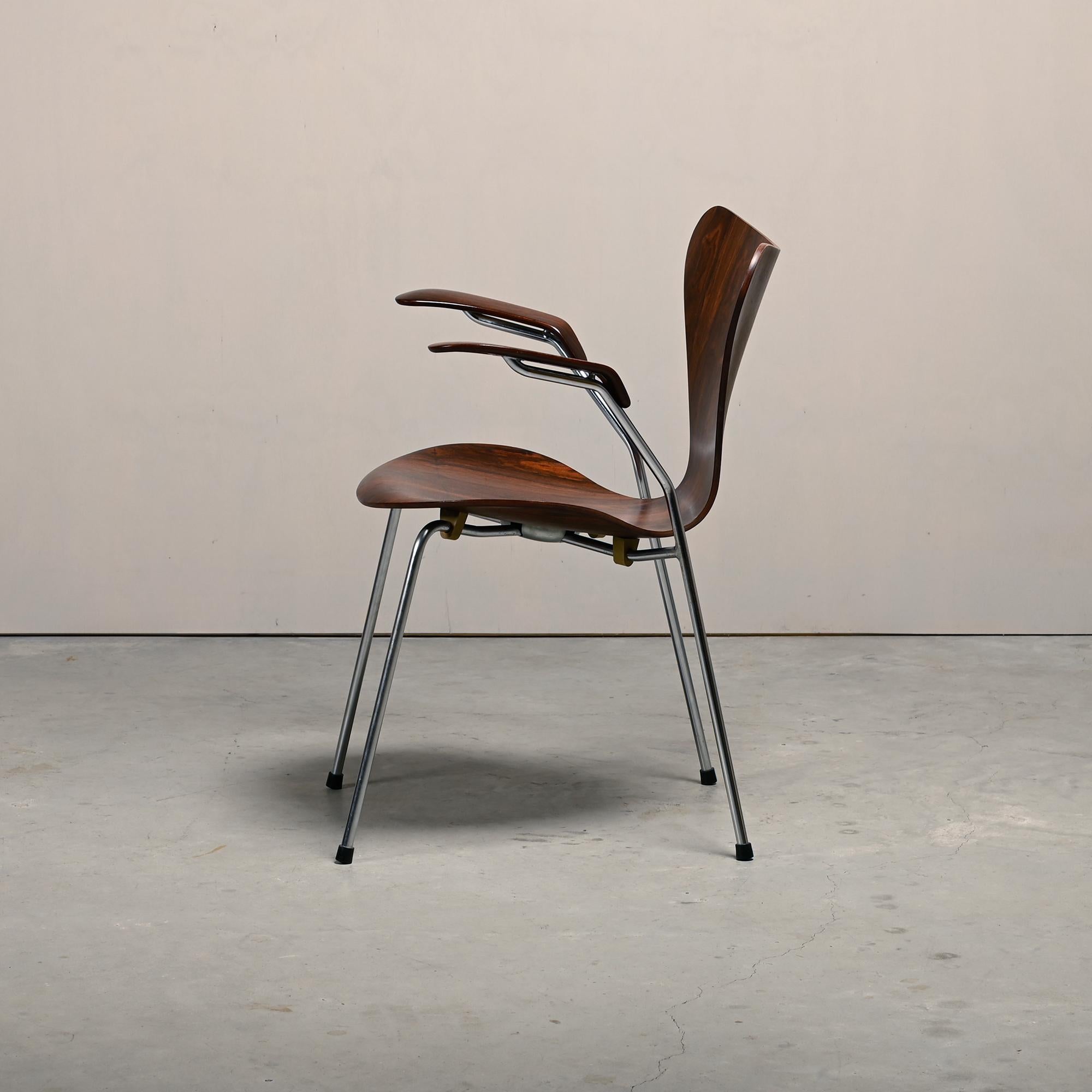 Arne Jacobsen Series 7 Armchair in Rosewood for Fritz Hansen Denmark 1960s Madera contrachapada en venta