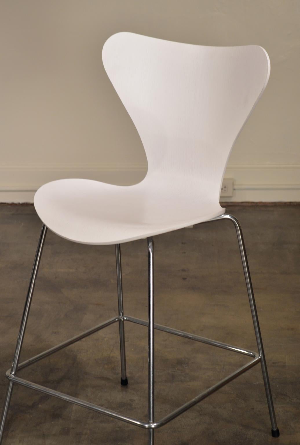 Contemporary Arne Jacobsen Series 7 Bar Stools by Fritz Hansen For Sale