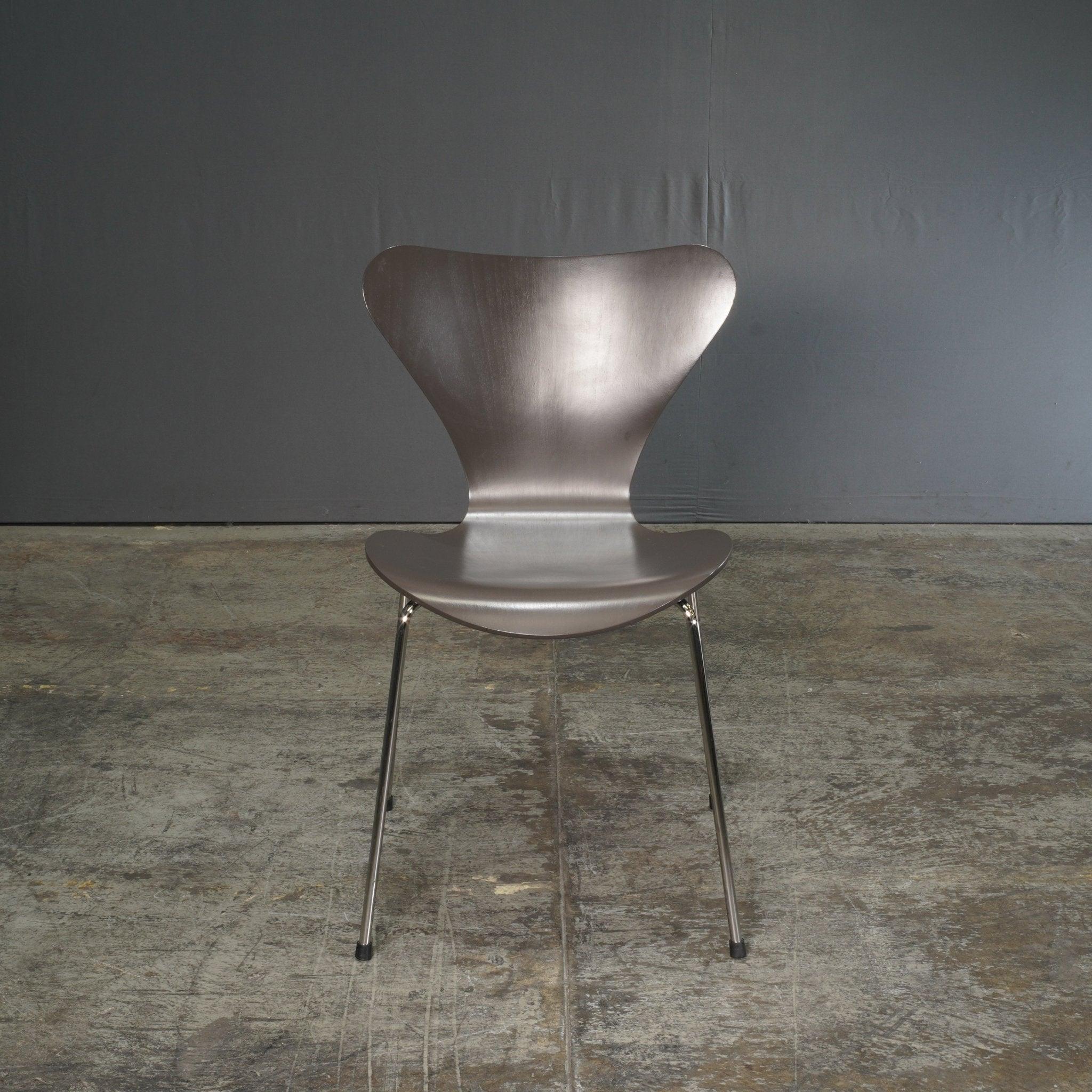La chaise Arne Jacobsen Series 7 de Fritz Hansen est un chef-d'œuvre de design emblématique qui allie élégance intemporelle et polyvalence fonctionnelle. Fabriquée en placage moulé sous pression, sa silhouette élégante et profilée offre un confort