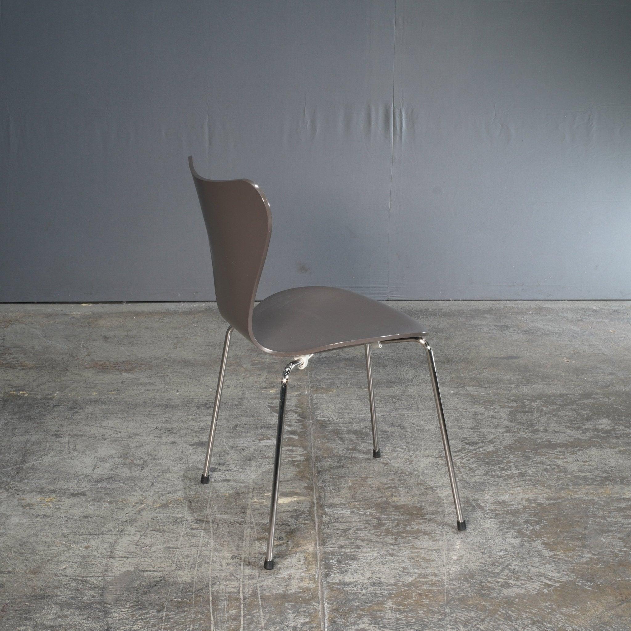 Acier Chaise Series 7 d'Arne Jacobsen par Fritz Hansen en vente
