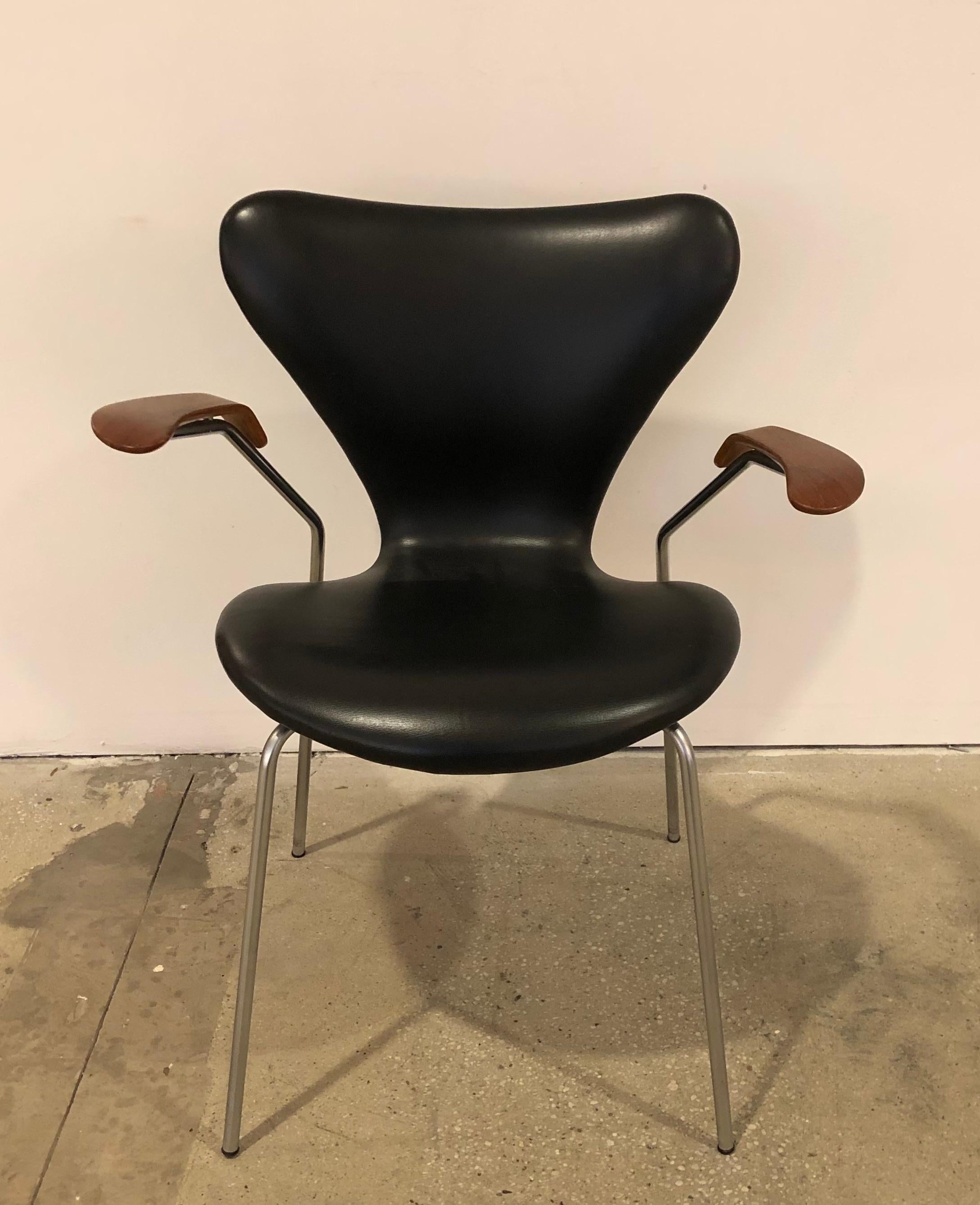 Mid-Century Modern Arne Jacobsen Series 7 Chair