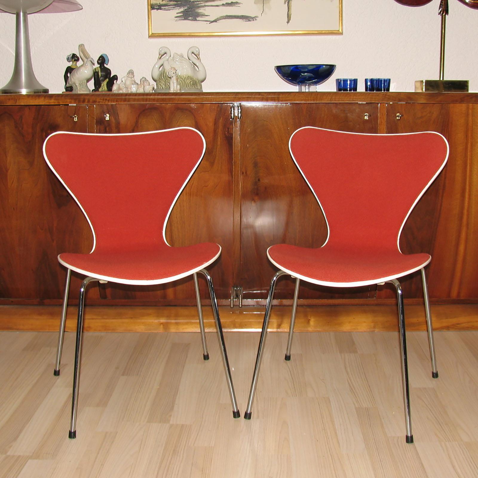 Scandinavian Modern Arne Jacobsen Series 7 Chairs by Fritz Hansen, Model 3107