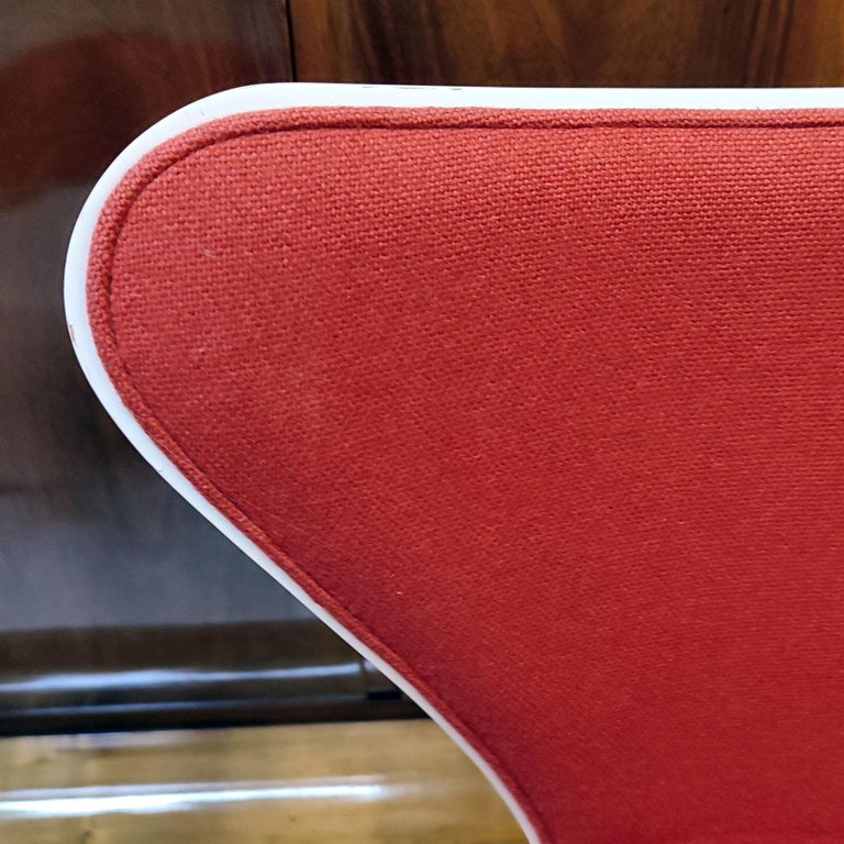 Upholstery Arne Jacobsen Series 7 Chairs by Fritz Hansen, Model 3107 For Sale