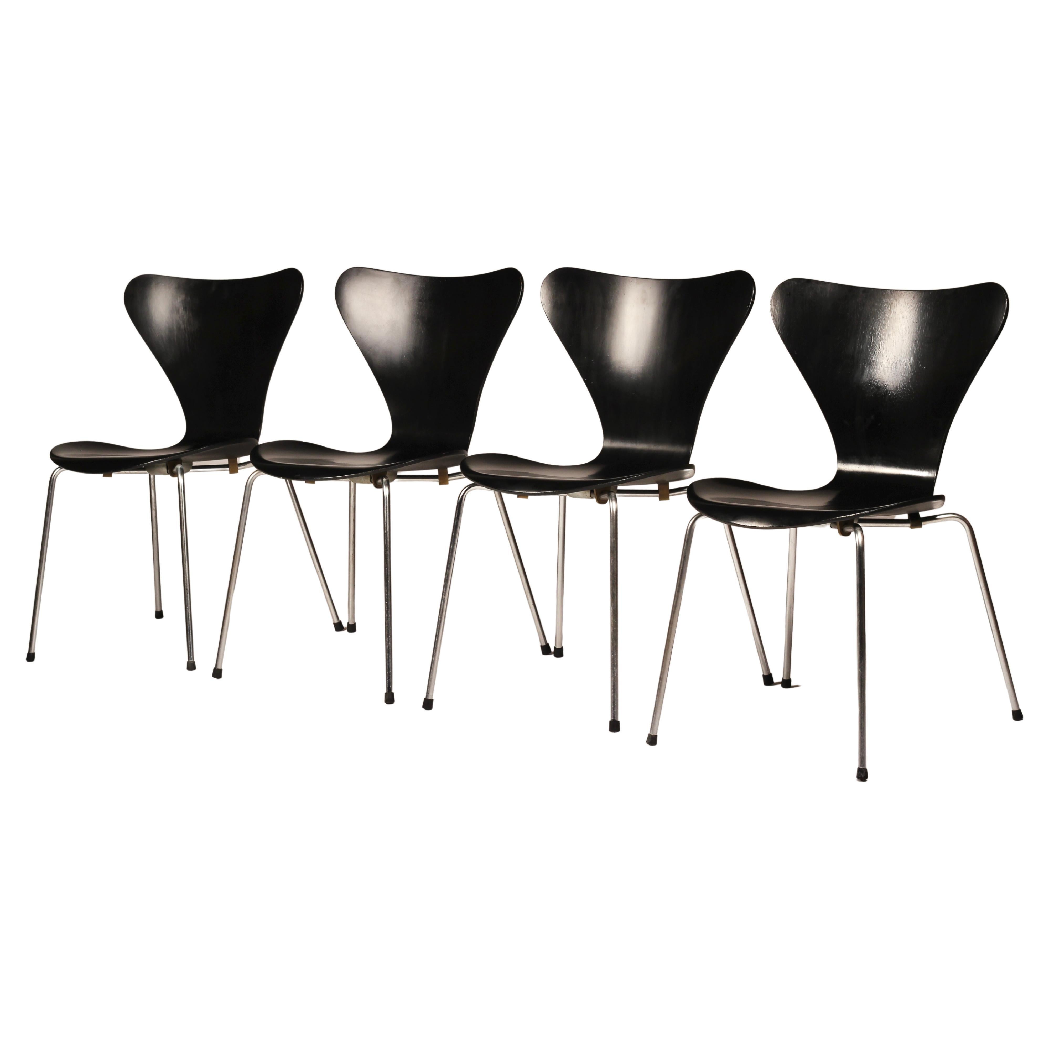 Un'icona intramontabile del design: questo meraviglioso set di otto sedie da pranzo impilabili nere modello #3107 (note anche come 